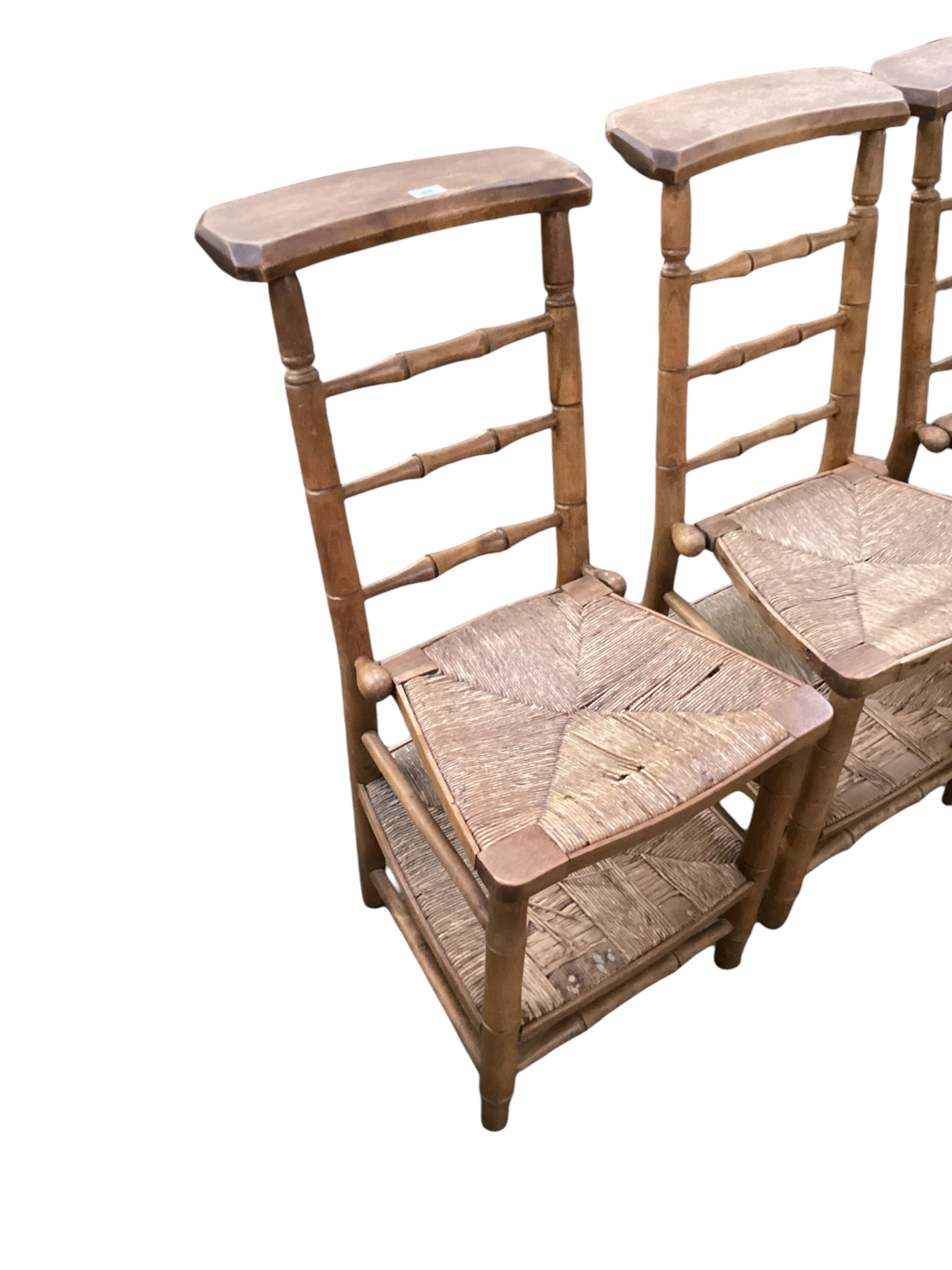 Four French Beech and rush seated Prie Dieu chairs, caning in need of restoration in parts - Bild 2 aus 3