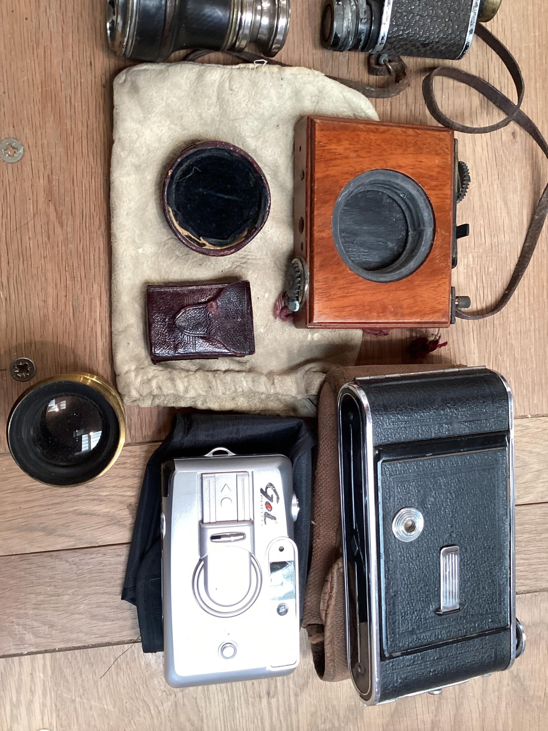 A quantity of vintage cameras including a Marion & Co, 22 & 23 Soho Square, London W, see images - Image 5 of 8