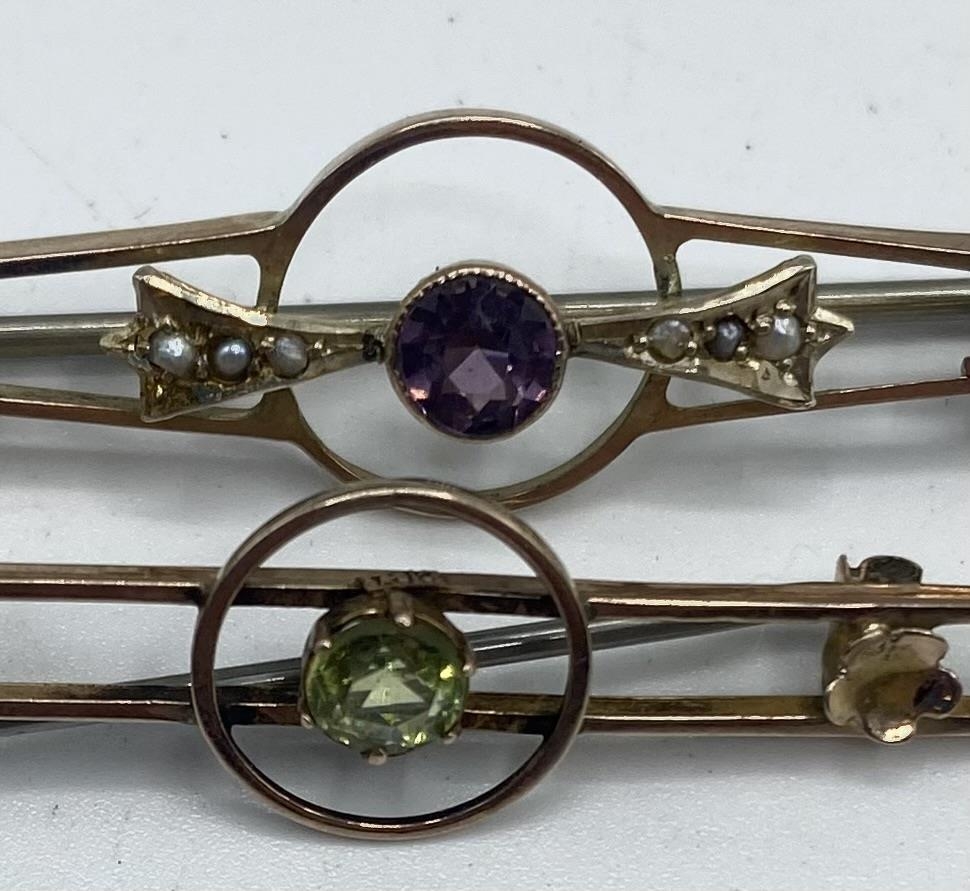 Two 9ct gold bar brooches each set with Peridot and amethyst, 4.8g. - Image 3 of 4