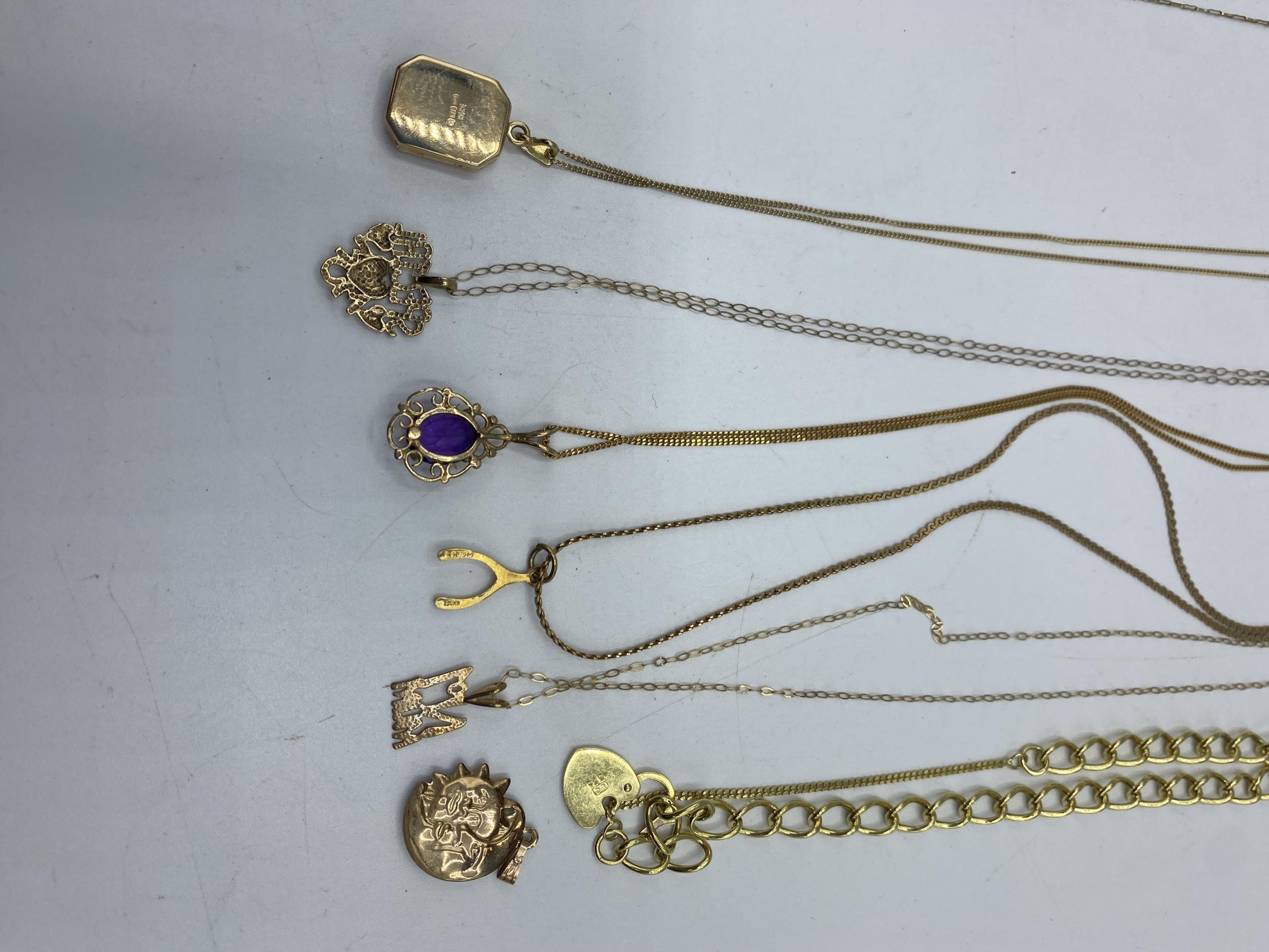 A collection of 9ct gold items together with an unmarked yellow metal amethyst set pendant. Total - Image 3 of 6