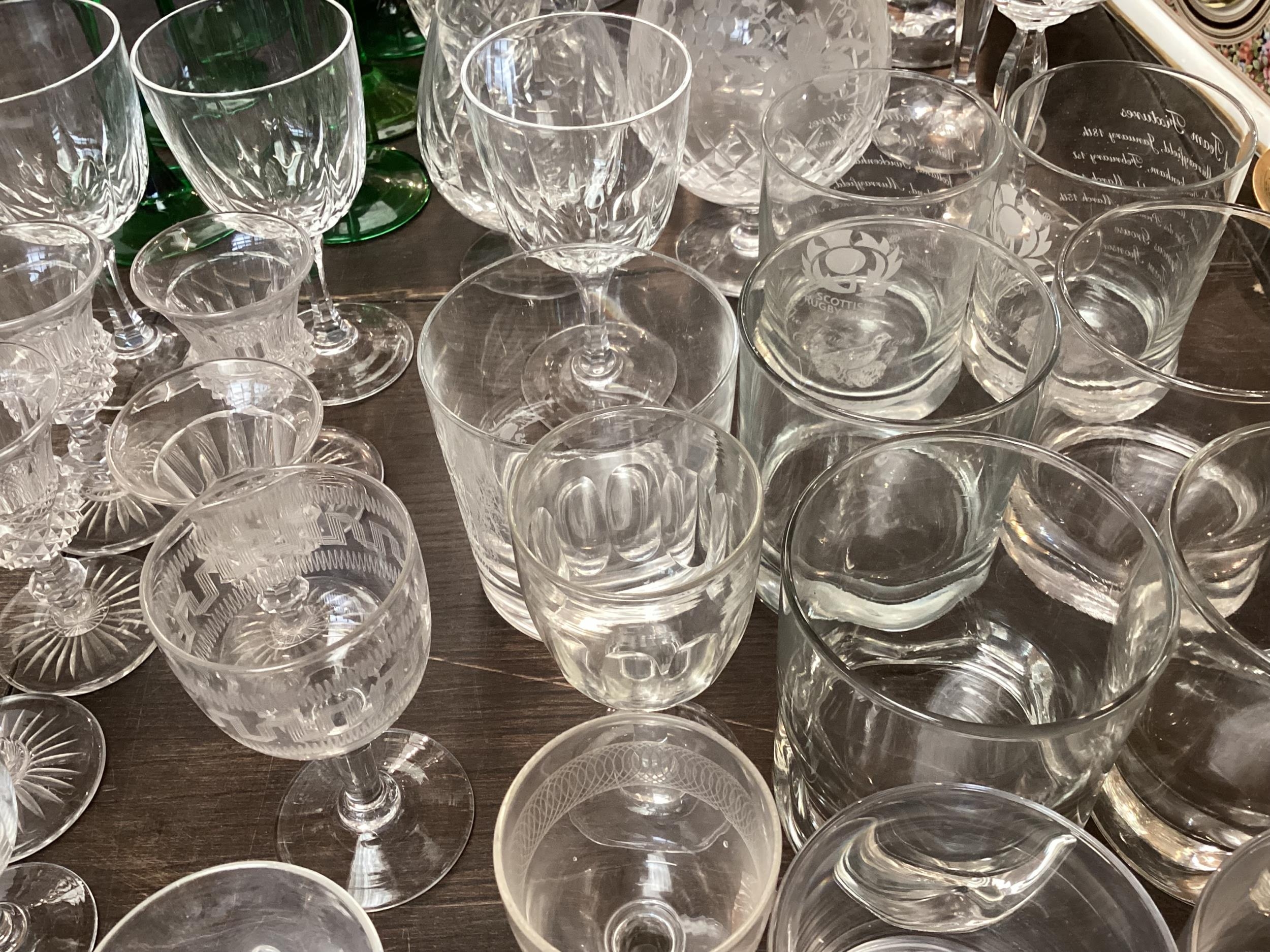 A quantity of good glassware, to include wine glasses, etched sherry glasses, tumblers, a set of 6 - Image 4 of 6