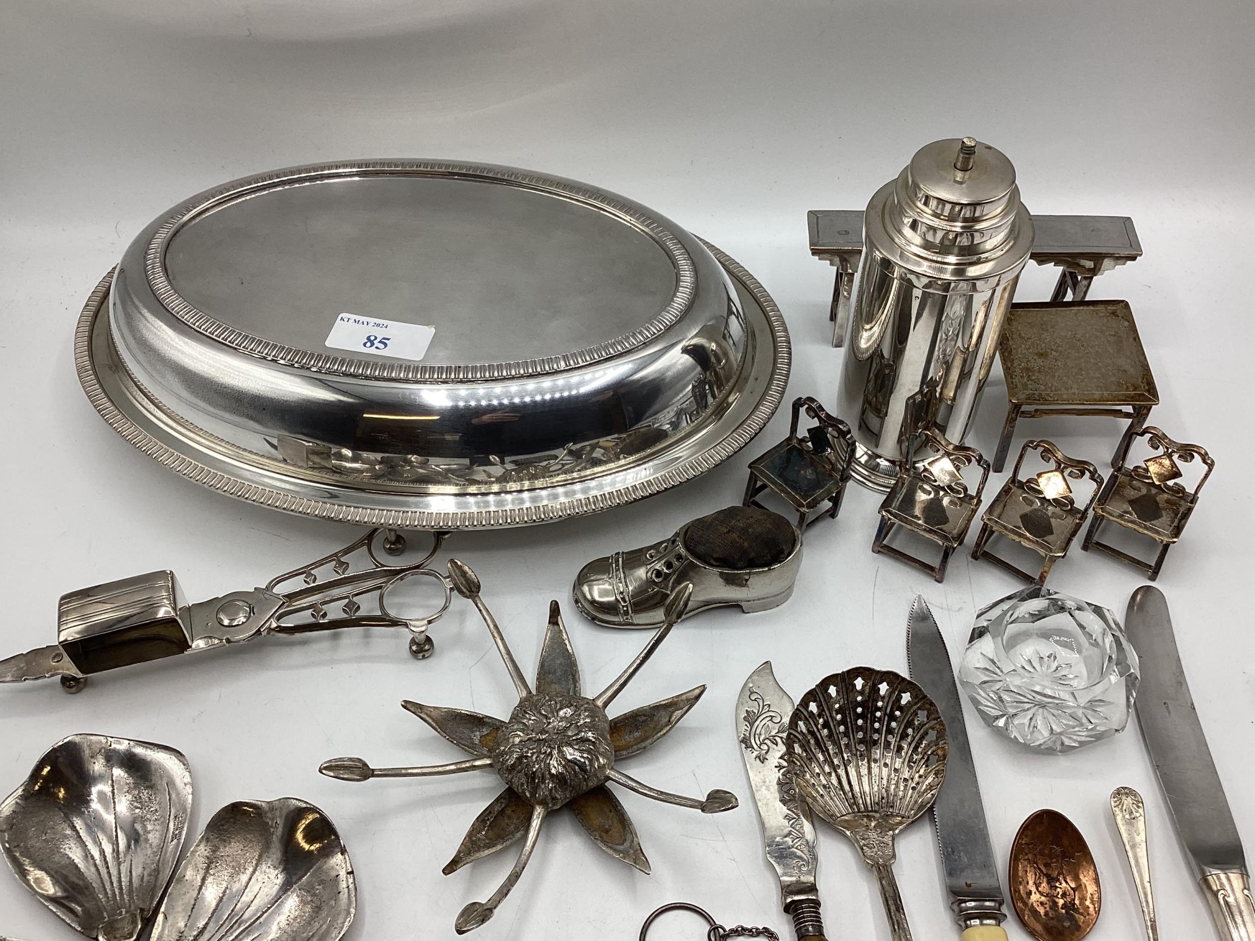 A collection of unmarked white metal items to include wick scissors, dolls house furniture and other - Image 5 of 6