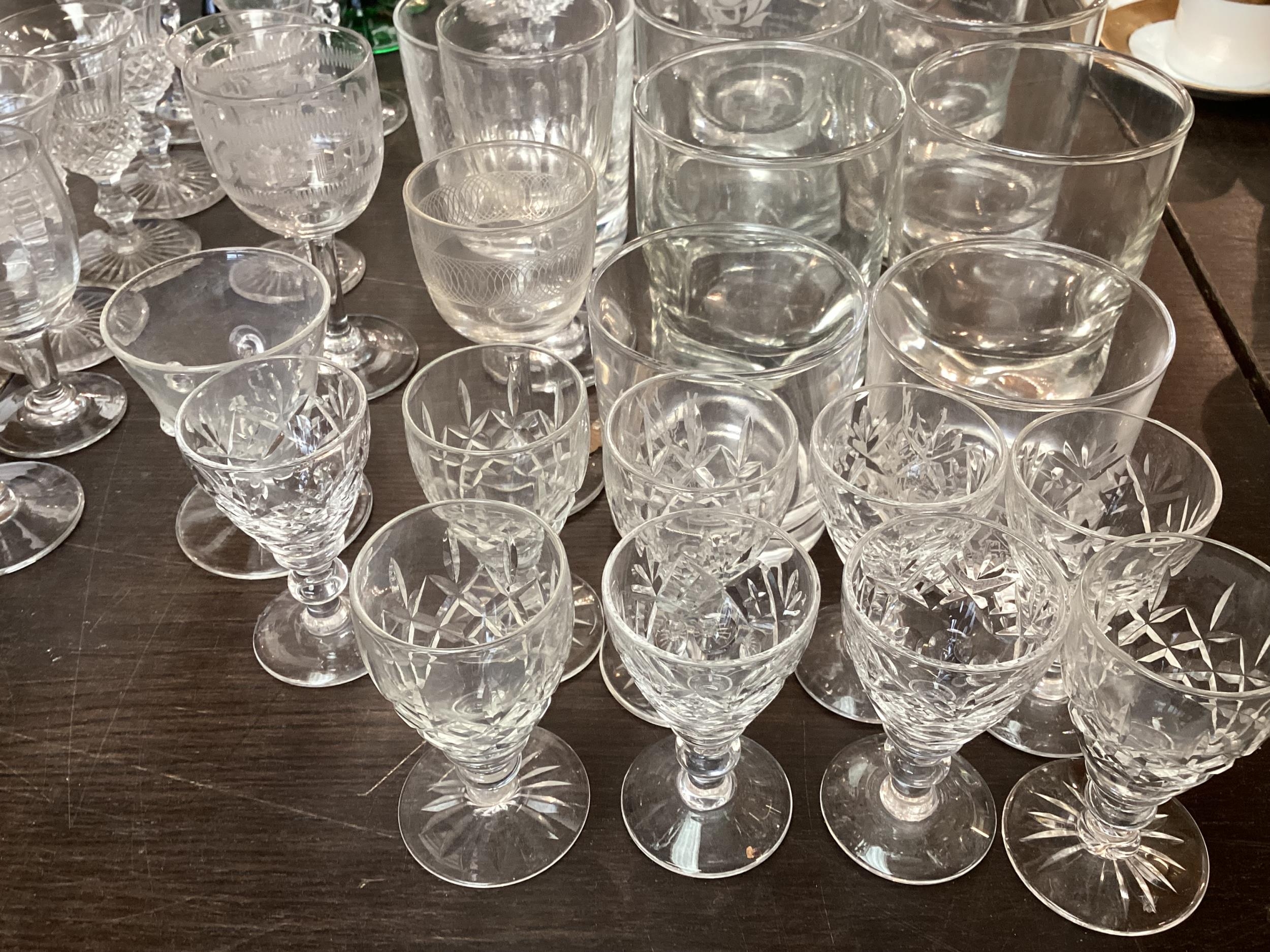A quantity of good glassware, to include wine glasses, etched sherry glasses, tumblers, a set of 6 - Image 3 of 6