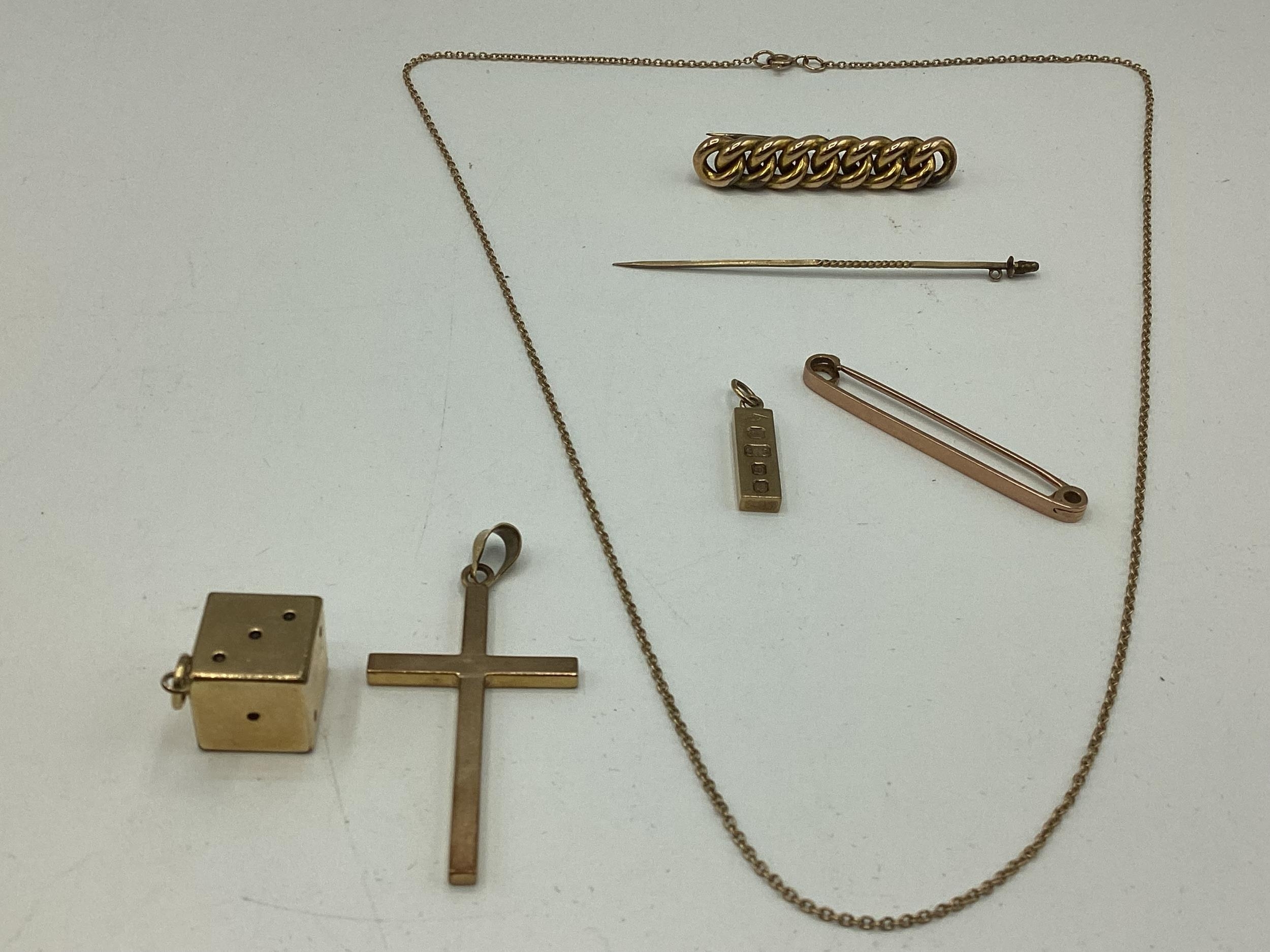 A collection of 9ct gold items , crucifix, ingot pendant and chain, pin brooch, together with a 10ct - Image 2 of 4