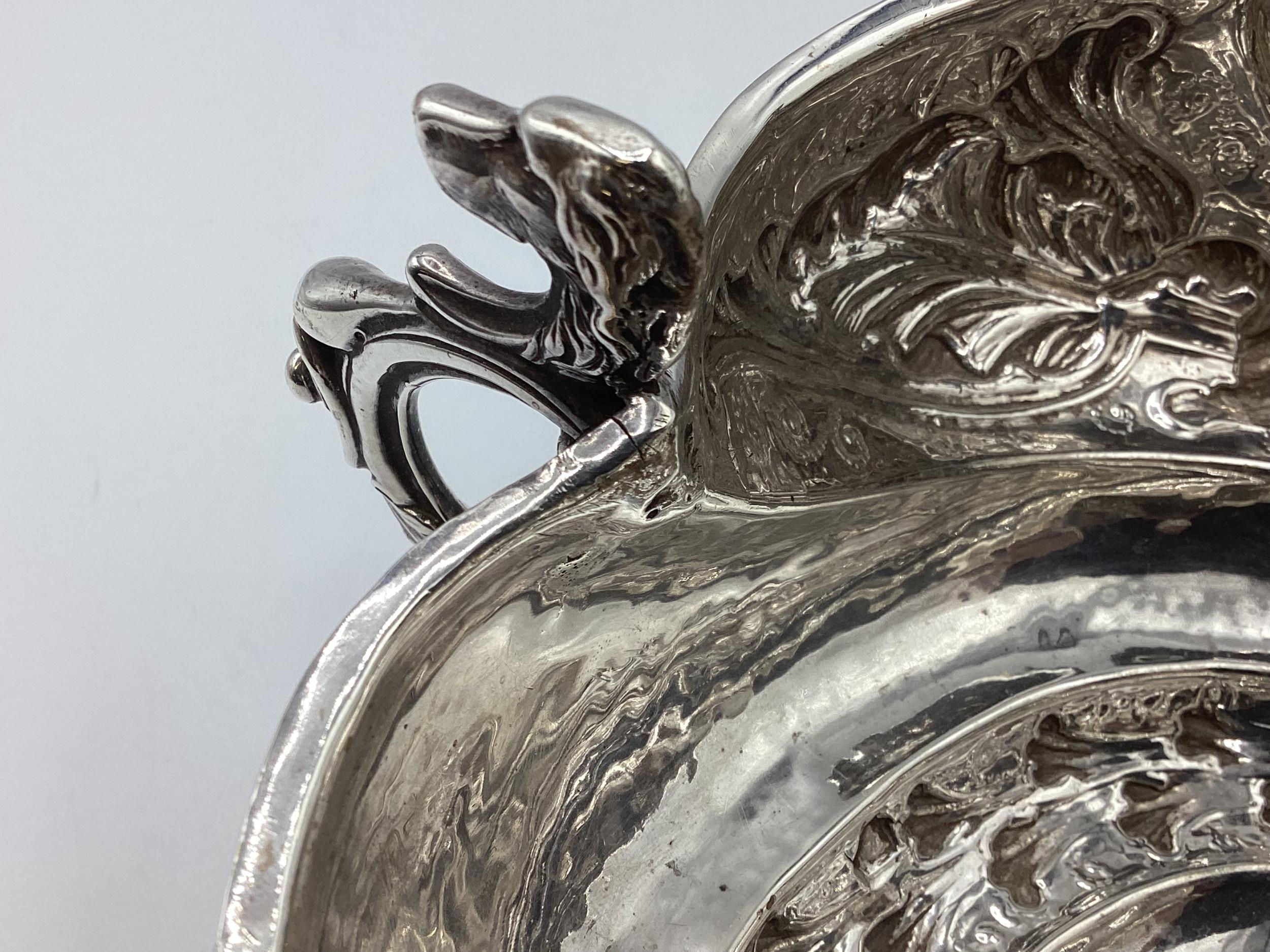 A Georgian sterling silver bowl with cast supports and dog head finials and repousse swirling - Image 4 of 7