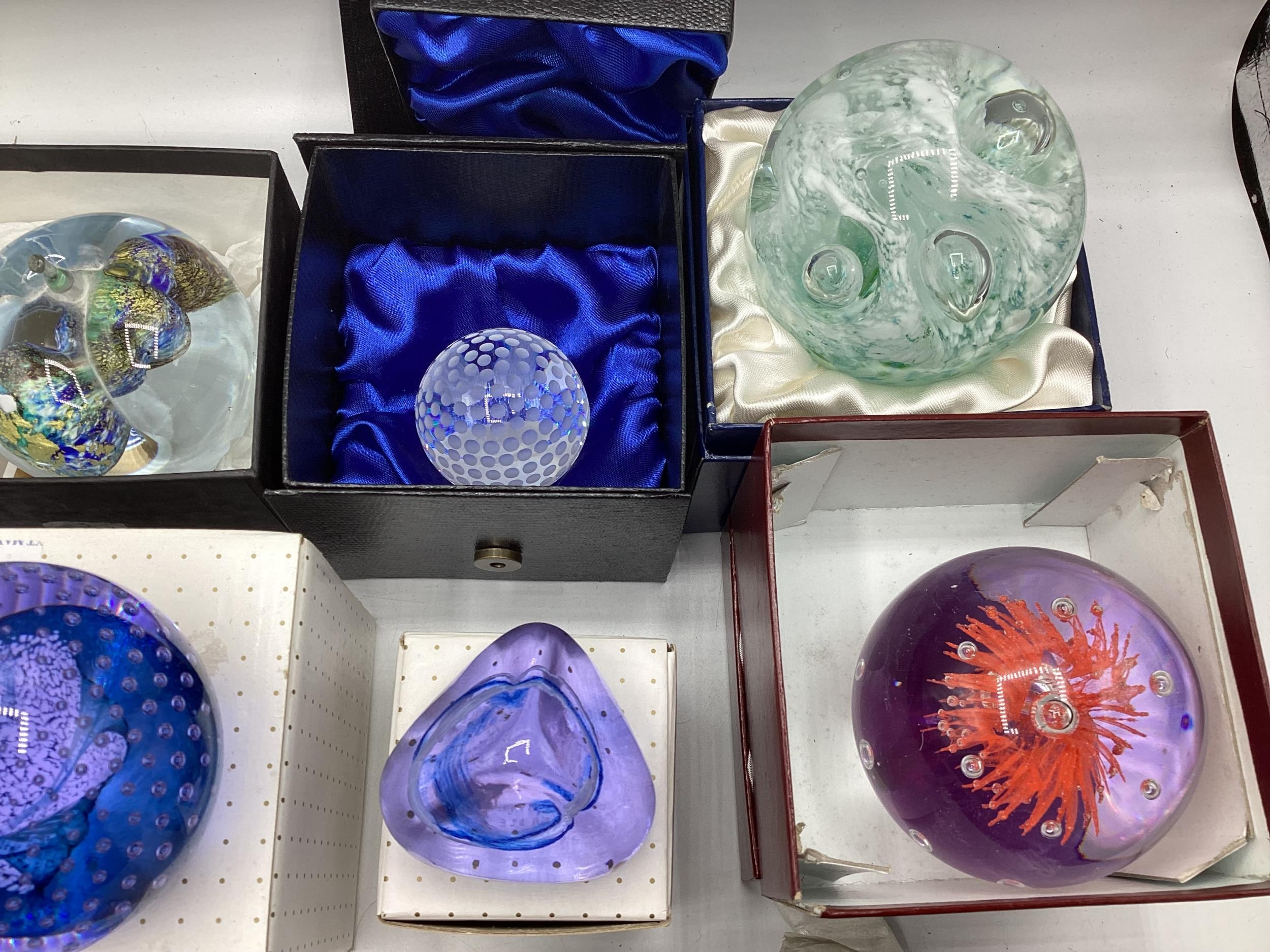 A quantity of glass paperweights, to include Caithness, Isle of Wight, Gleneagles Crystal, - Image 4 of 5