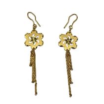 A pair of unmarked yellow metal chandelier earrings. 6.00g.