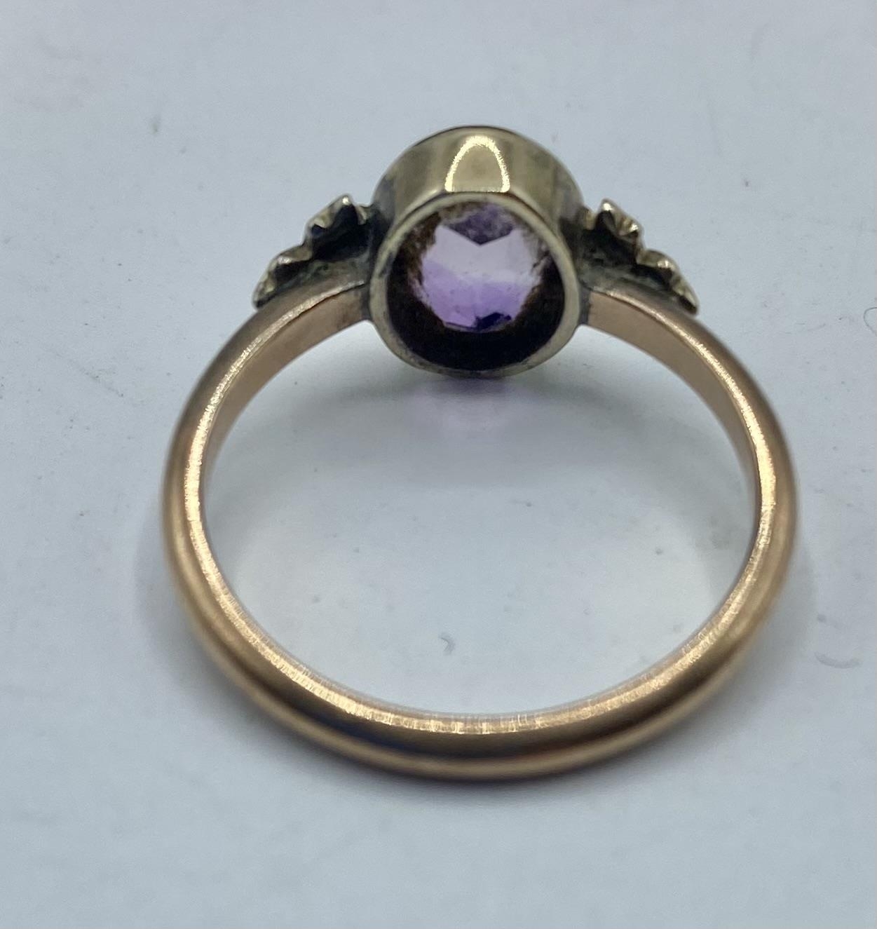 An unmarked yellow metal amethyst and pearl ring. 2.35g. Size M - Image 3 of 3
