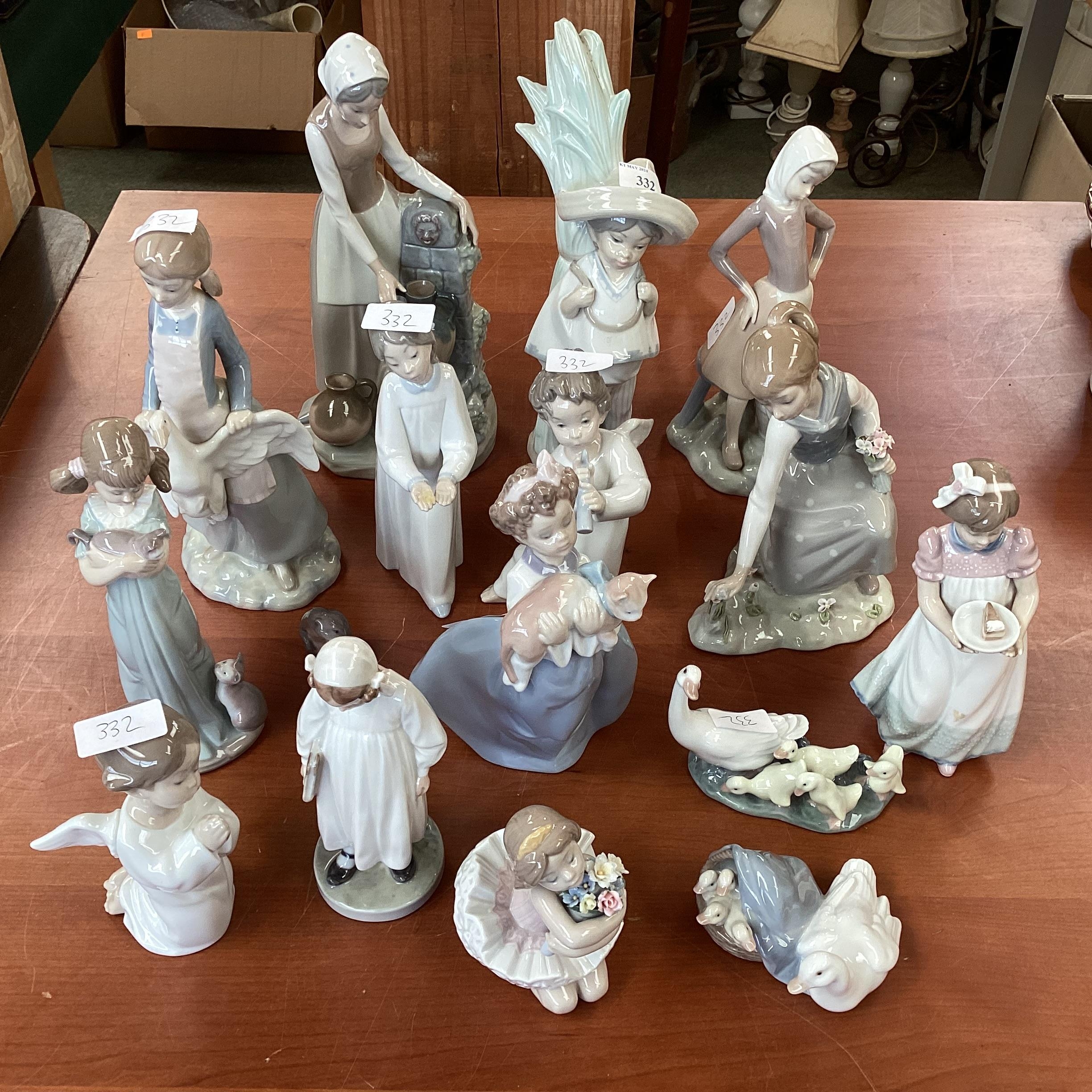 A quantity of Lladro figures - Image 2 of 10