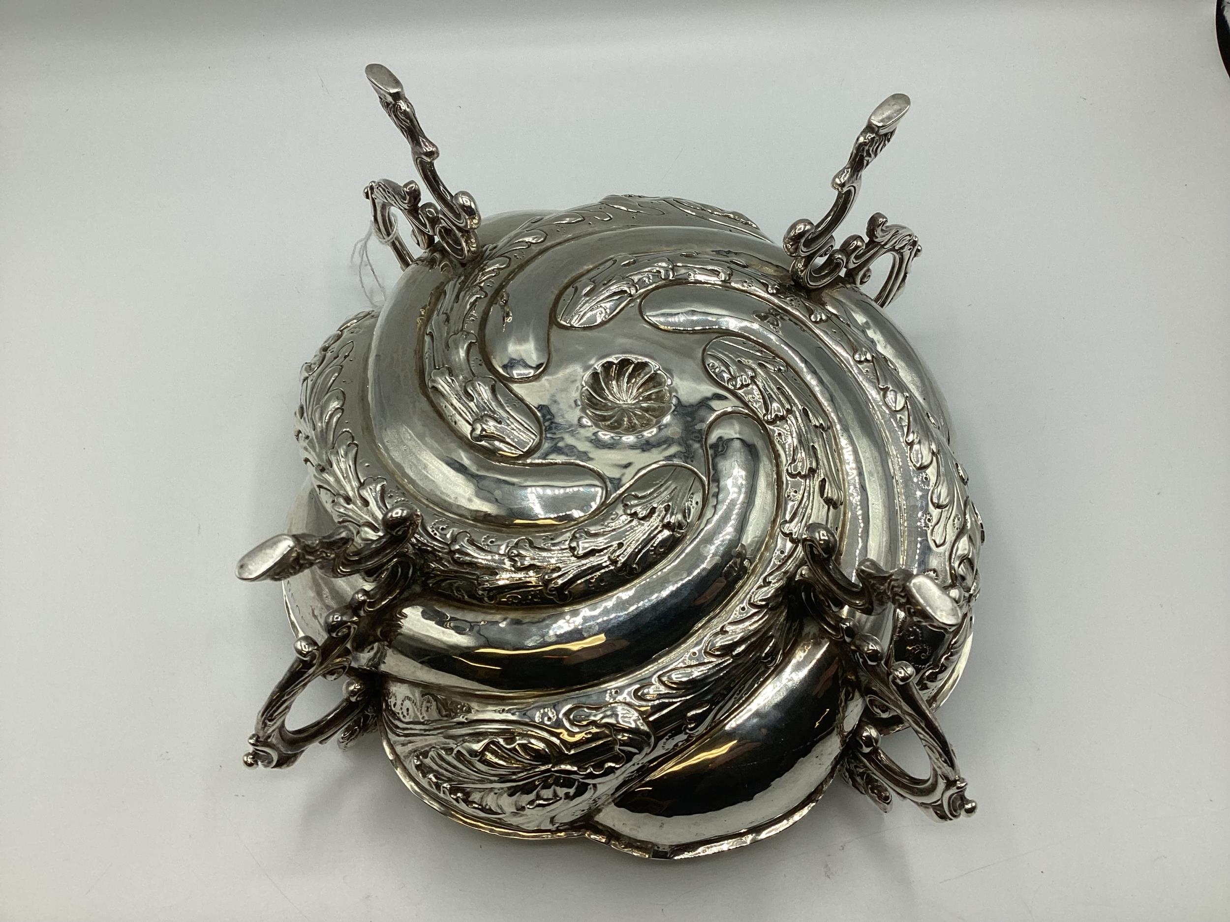 A Georgian sterling silver bowl with cast supports and dog head finials and repousse swirling - Image 2 of 7