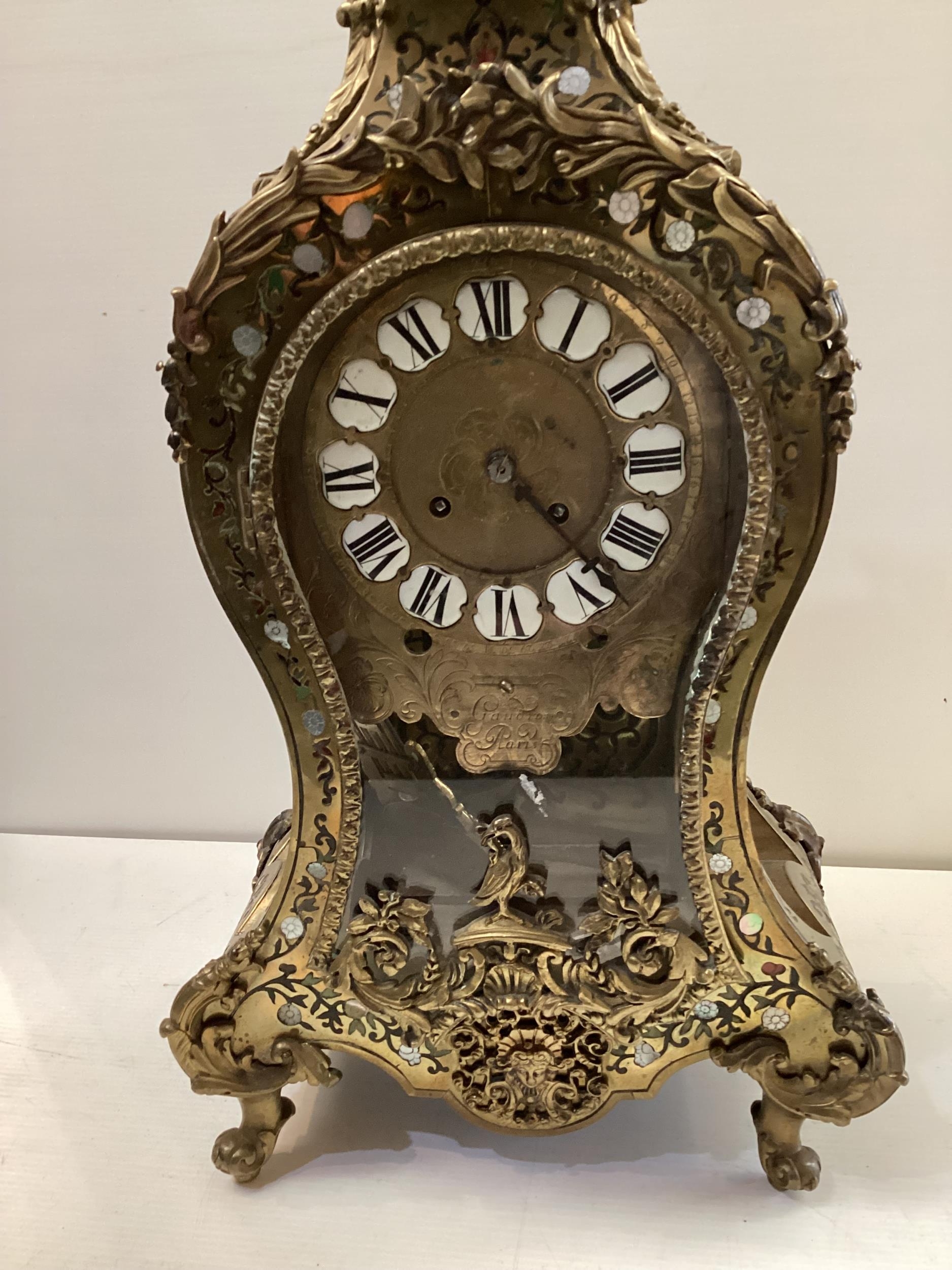 A French brass boulle mantel clock - Image 3 of 11