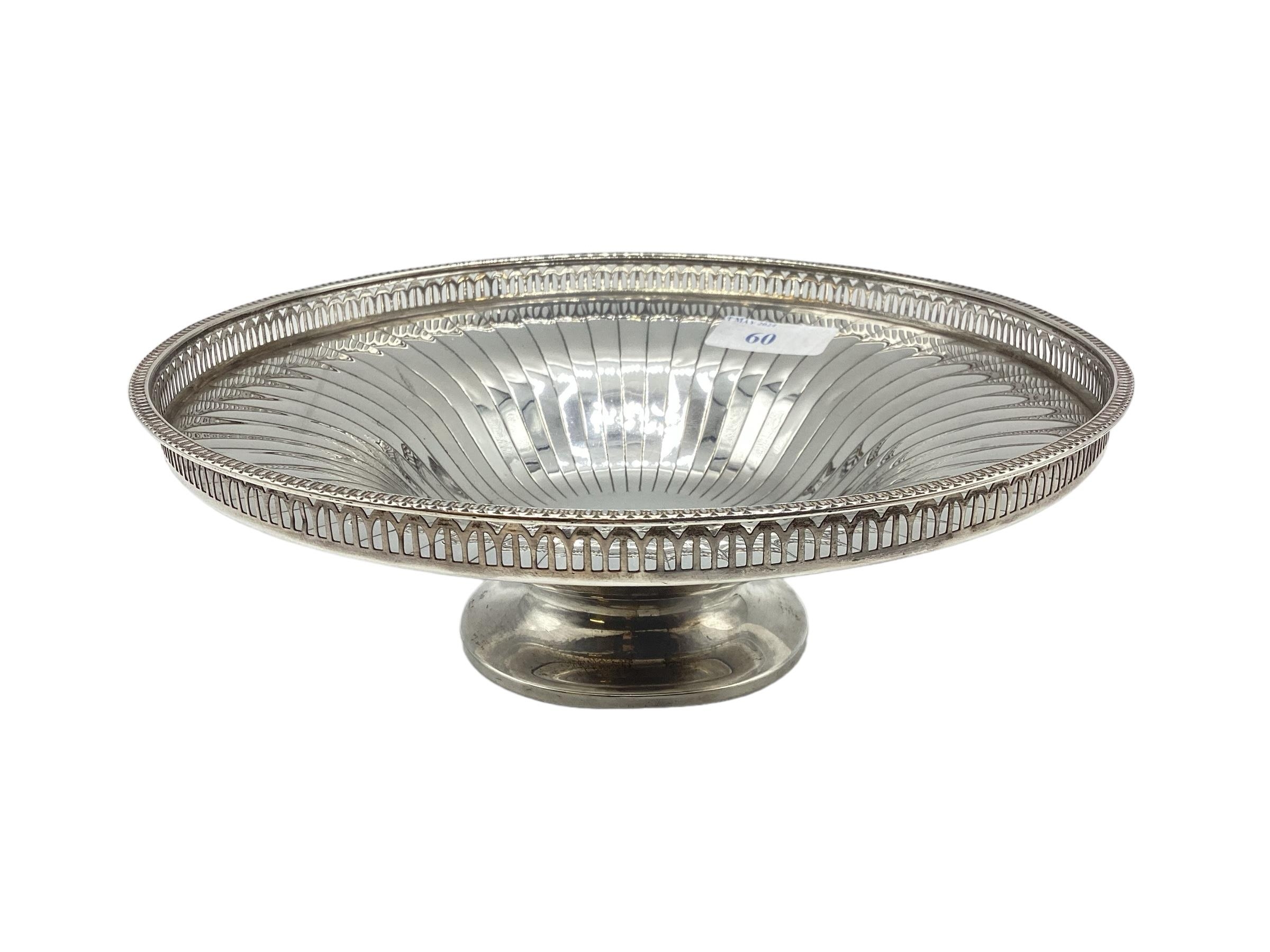 A Sterling silver circular footed bowl with pierced gallery, Goldsmiths & Silversmiths Co London,