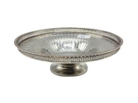 A Sterling silver circular footed bowl with pierced gallery, Goldsmiths & Silversmiths Co London,