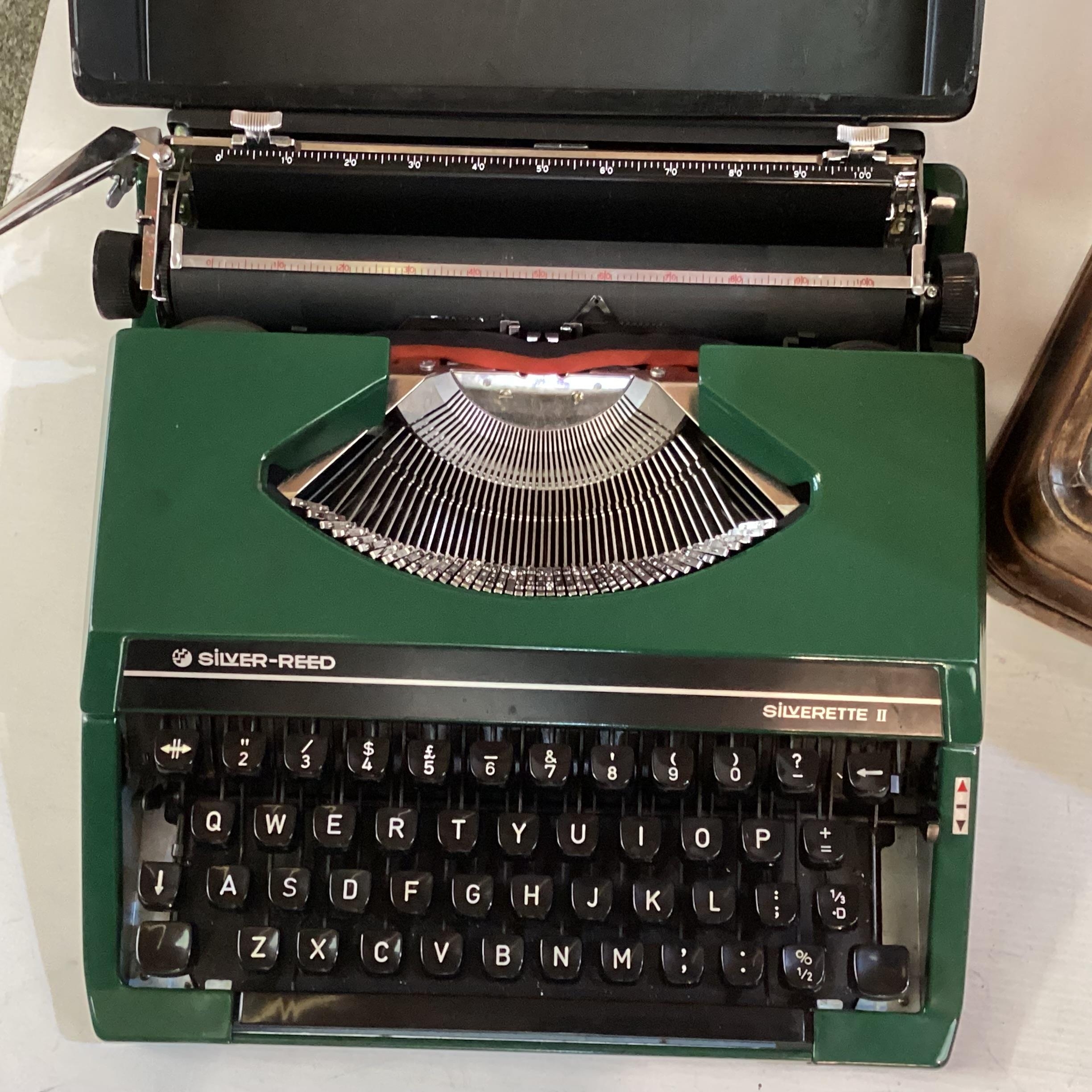 A vintage Sewing machine and an old typewriter - Image 2 of 3