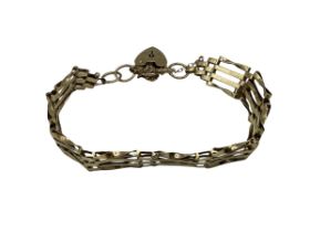 A 9ct gold gate link bracelet with 9ct gold heart locket, 10.3 g