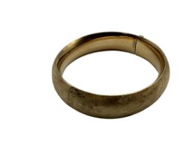 A 14ct gold bangle bracelet with textured finish 20 g