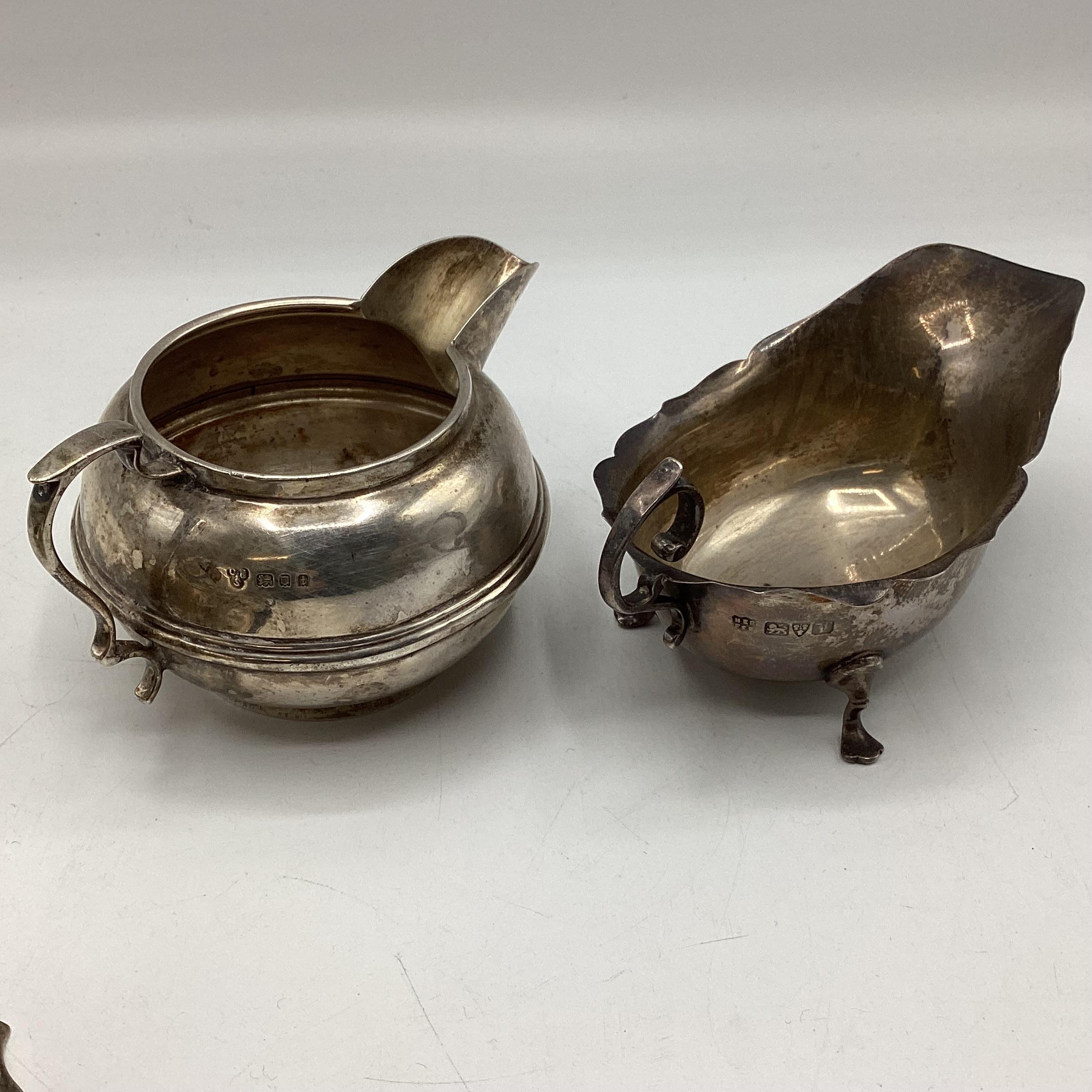 Three sterling silver items, to include footed sugar bowl, cream jug and small sauce boat, various - Image 4 of 4