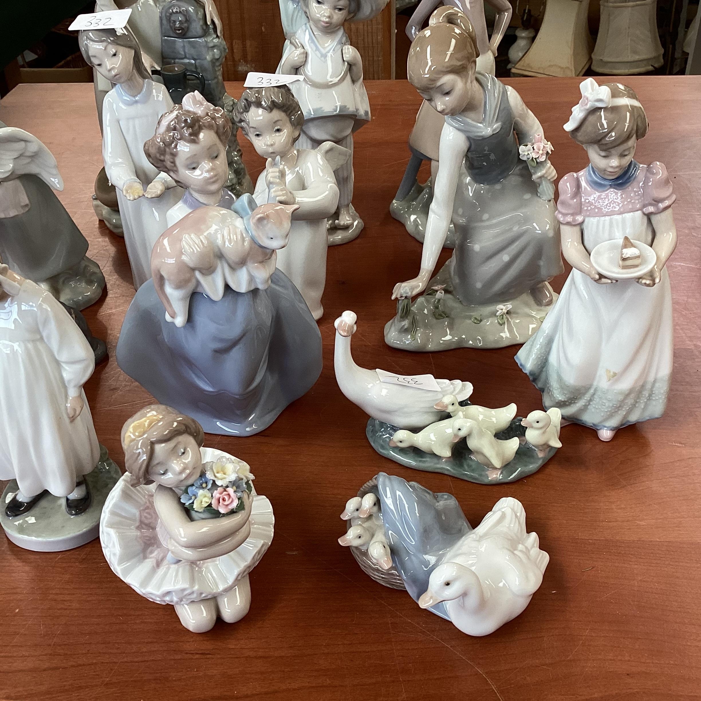 A quantity of Lladro figures - Image 3 of 10