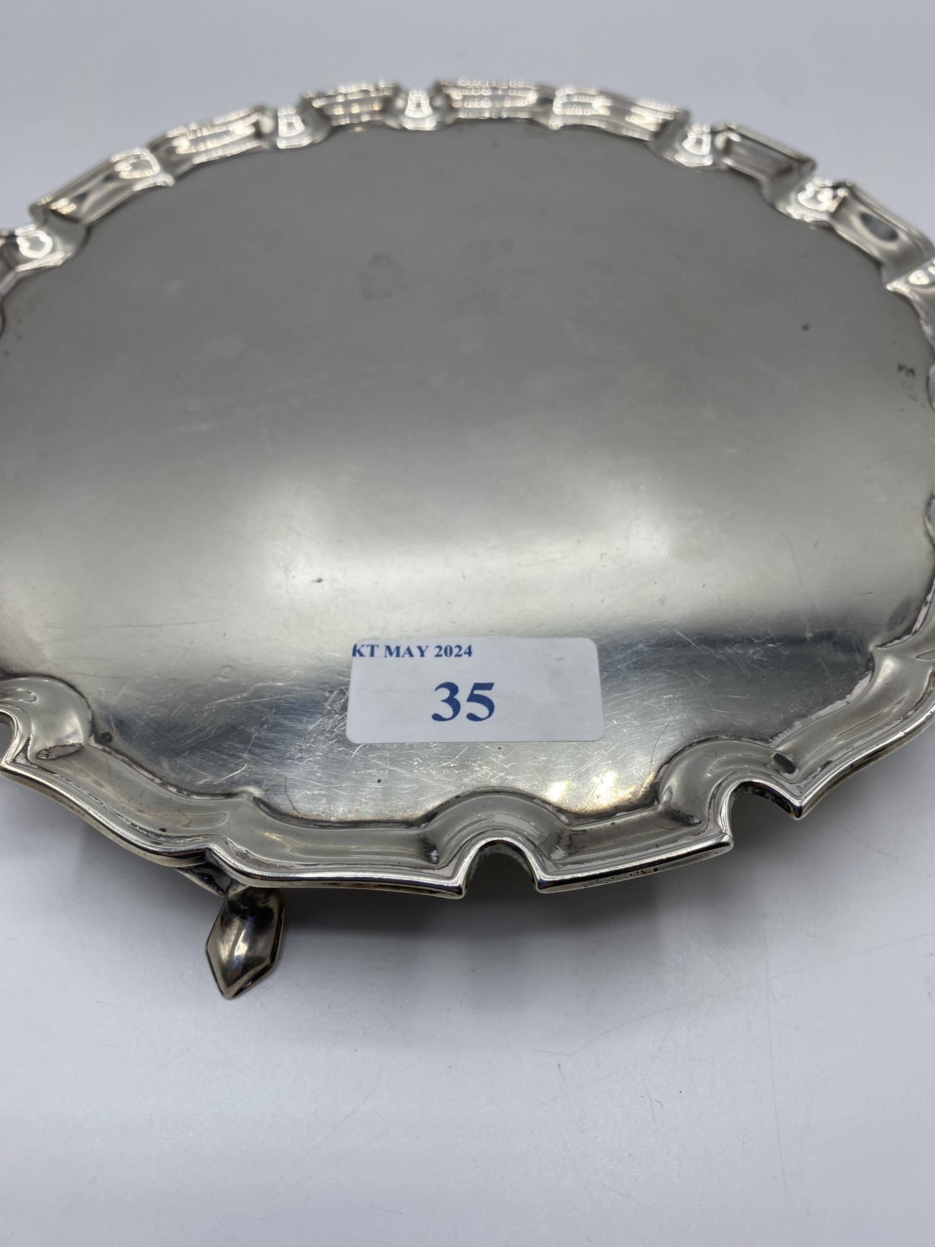 A sterling silver circular card tray with cast border on three feet. 21cm(d) by Edward Barnard & - Image 4 of 4