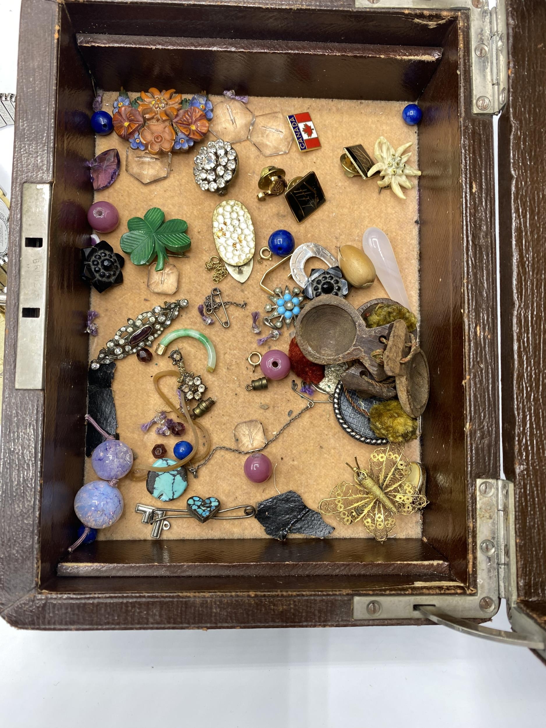 A collection of bead and costume jewellery, contained within 2 jewellery boxes. - Image 4 of 4