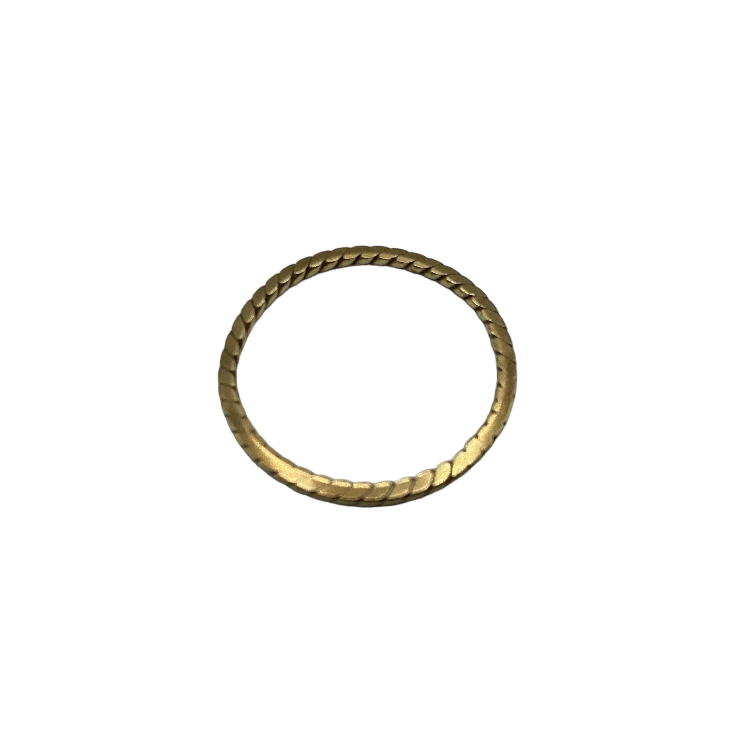 An unmarked yellow metal rope twist wedding band. Size M. 0.95g. - Image 2 of 2