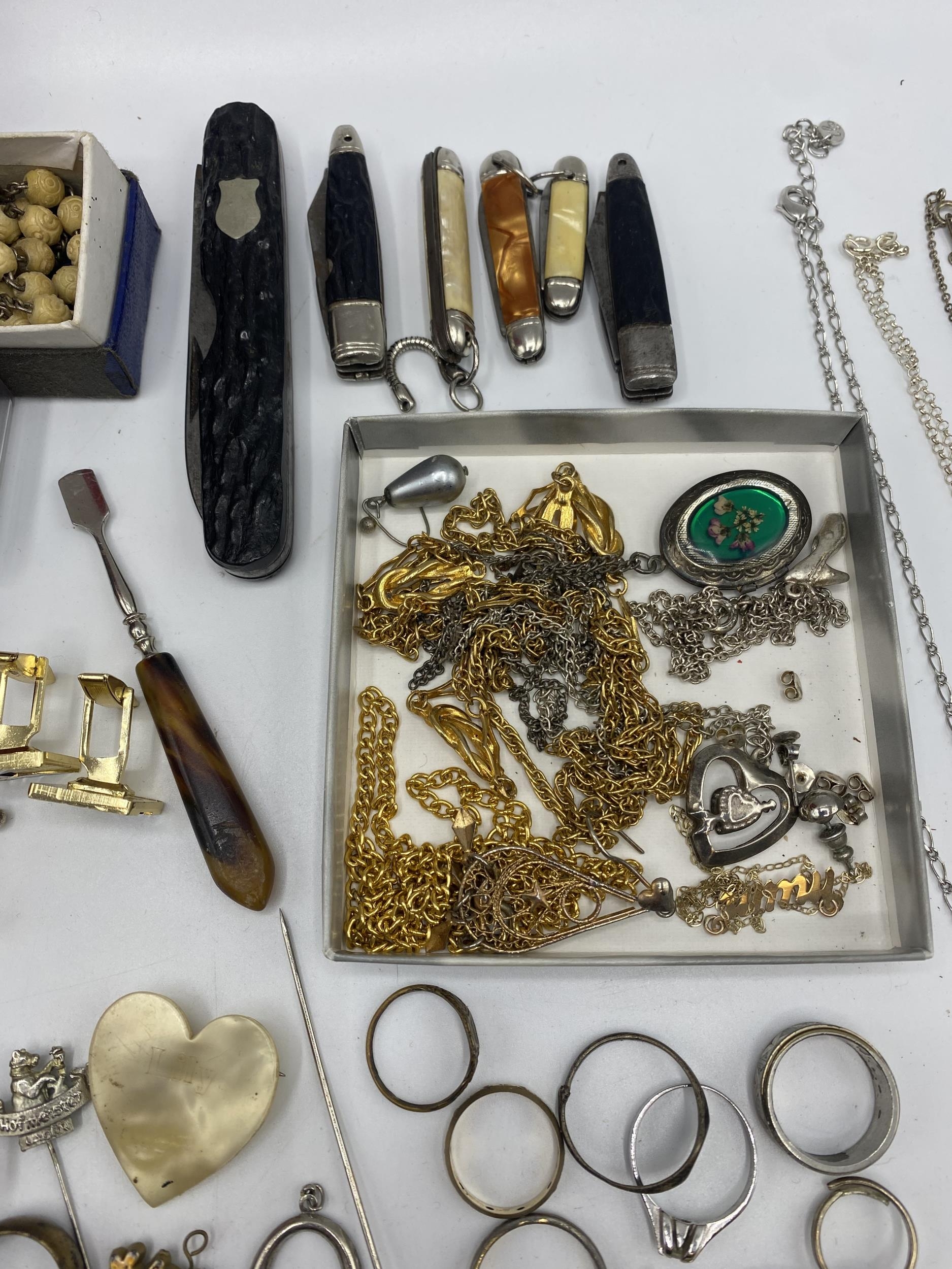 A collection of silver, unmarked white metal and costume jewellery. - Image 3 of 9