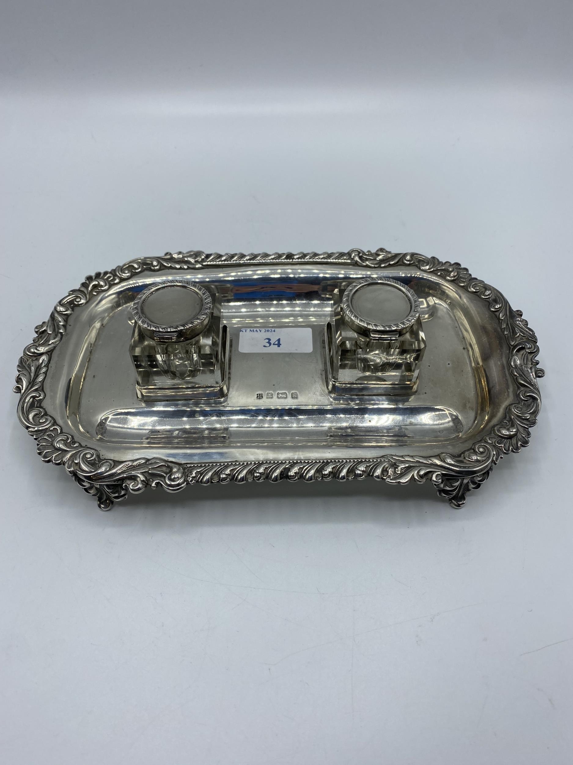 A sterling silver pen tray and ink well with cast border on acanthus leaf supports. With original - Image 7 of 7