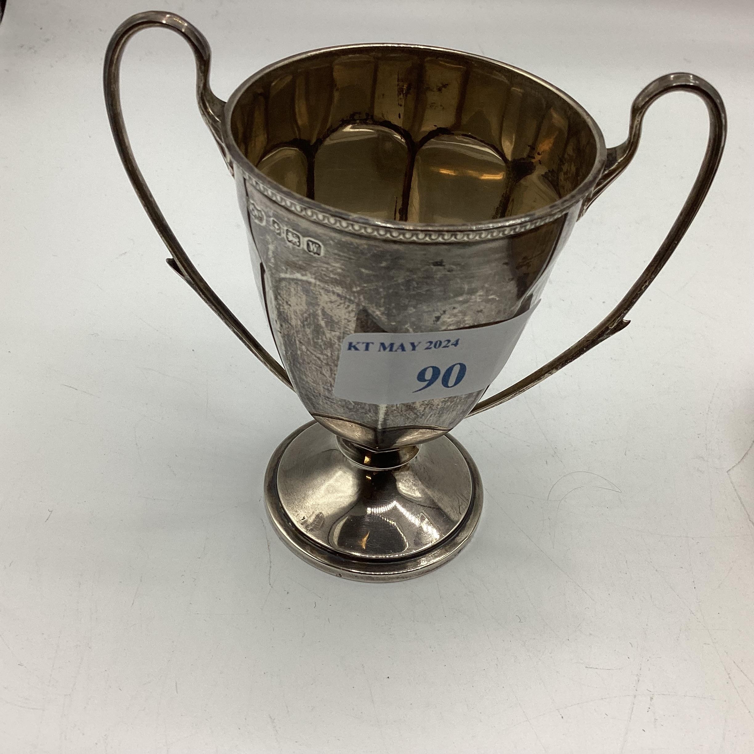 A Small sterling silver trophy cup by Mappin and Webb, together with a sterling silver hip shaped - Image 6 of 6