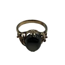 An 18ct gold black star sapphire set ladies dress ring, with scrolling floral shoulders, 4.06 g,