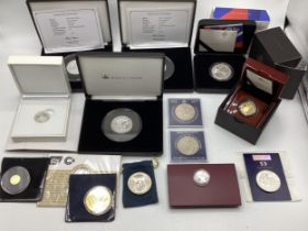 A collection of 20th century collectable coinage to include a gold £25 'Lion of England proof coin.