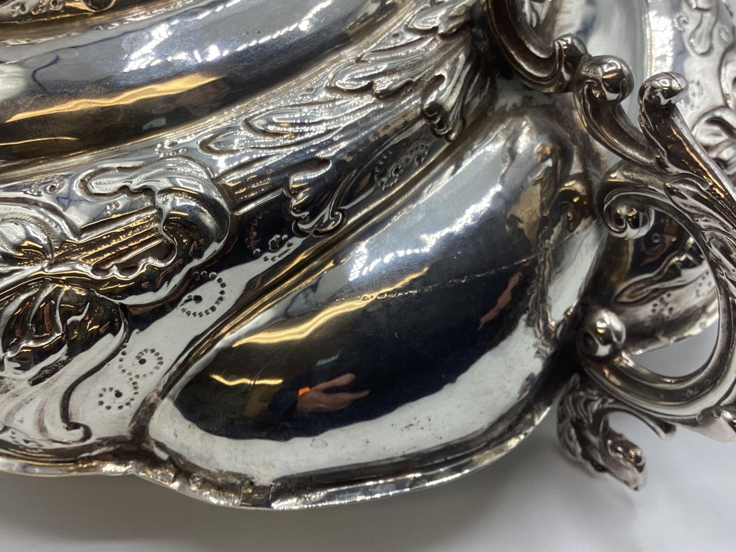 A Georgian sterling silver bowl with cast supports and dog head finials and repousse swirling - Image 5 of 7