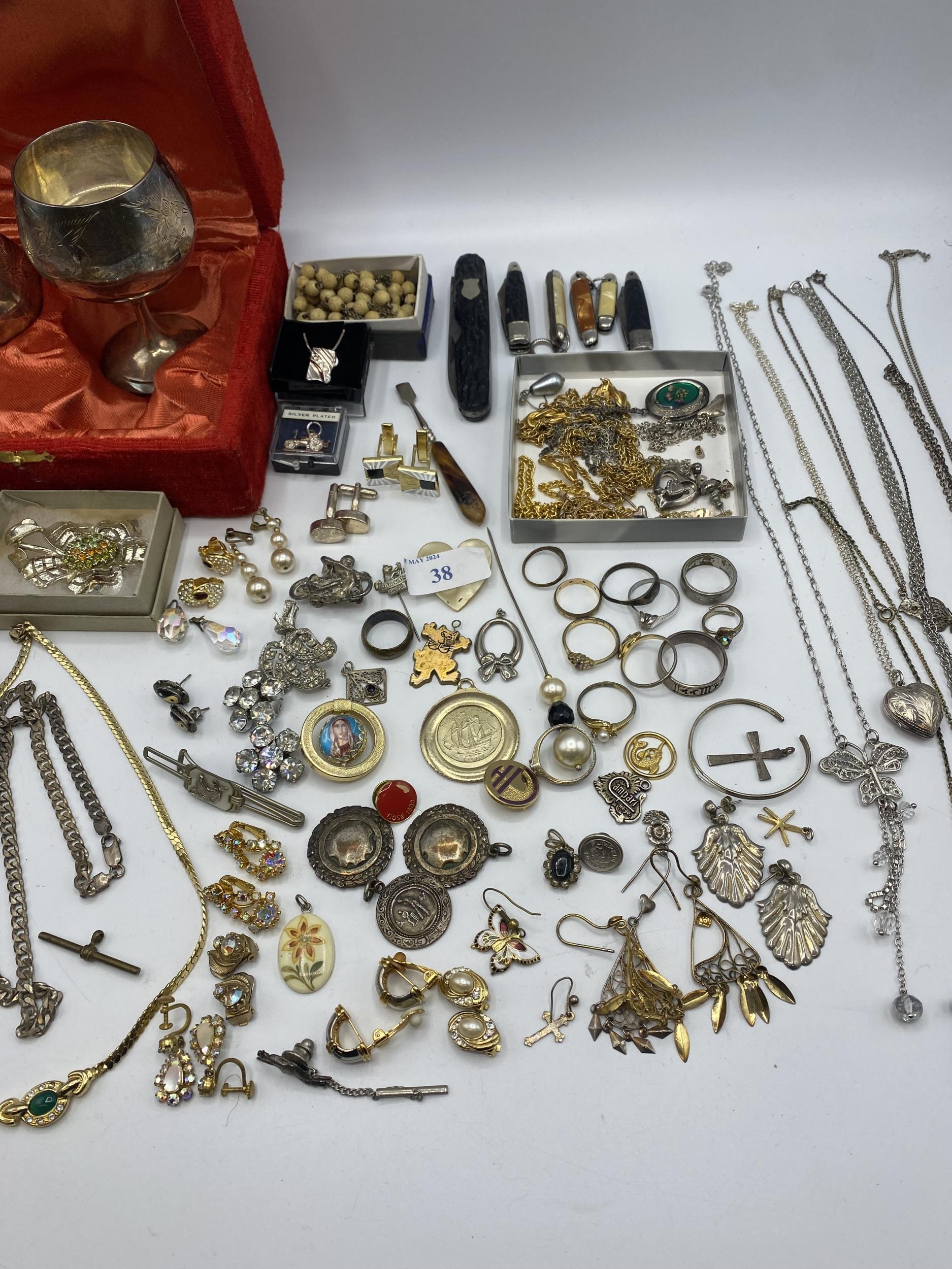 A collection of silver, unmarked white metal and costume jewellery. - Image 9 of 9