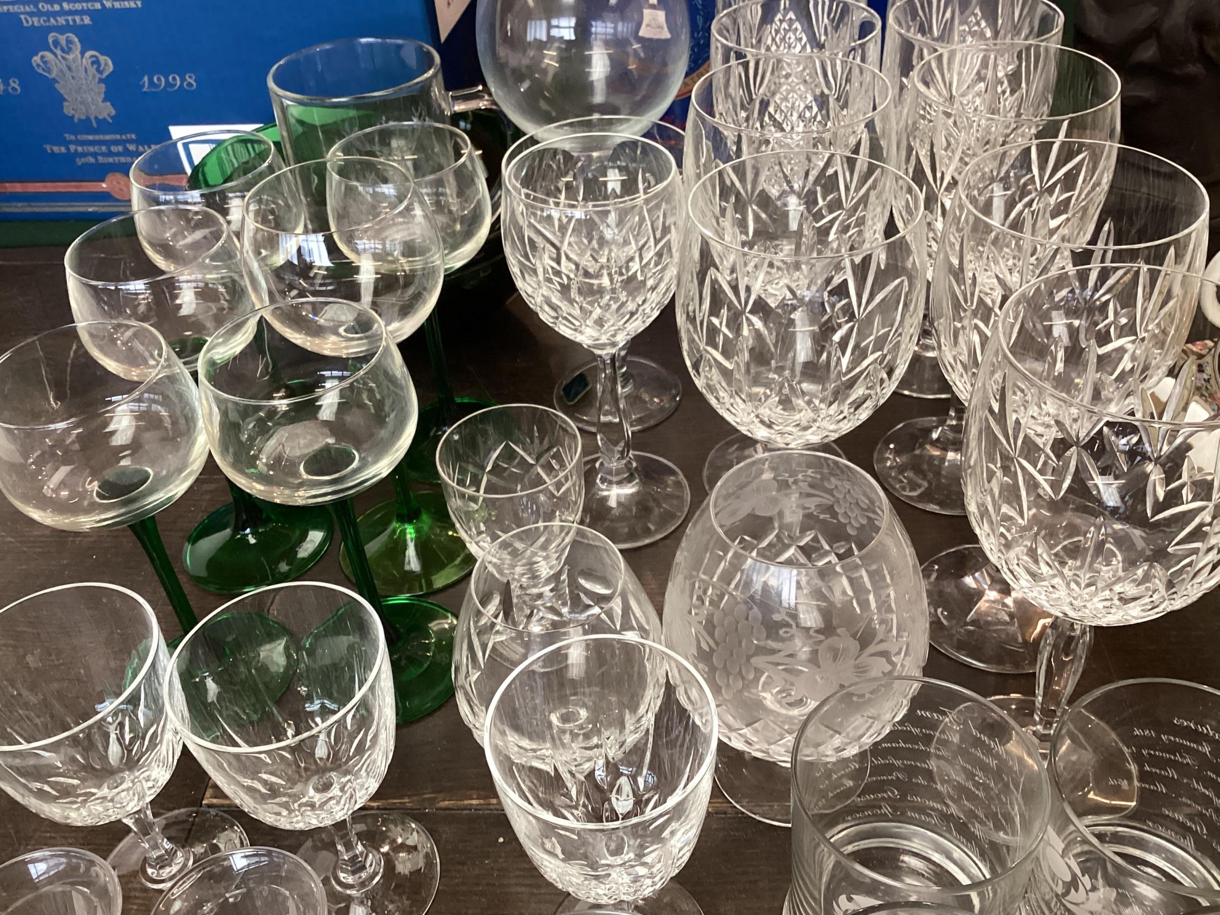 A quantity of good glassware, to include wine glasses, etched sherry glasses, tumblers, a set of 6 - Image 5 of 6