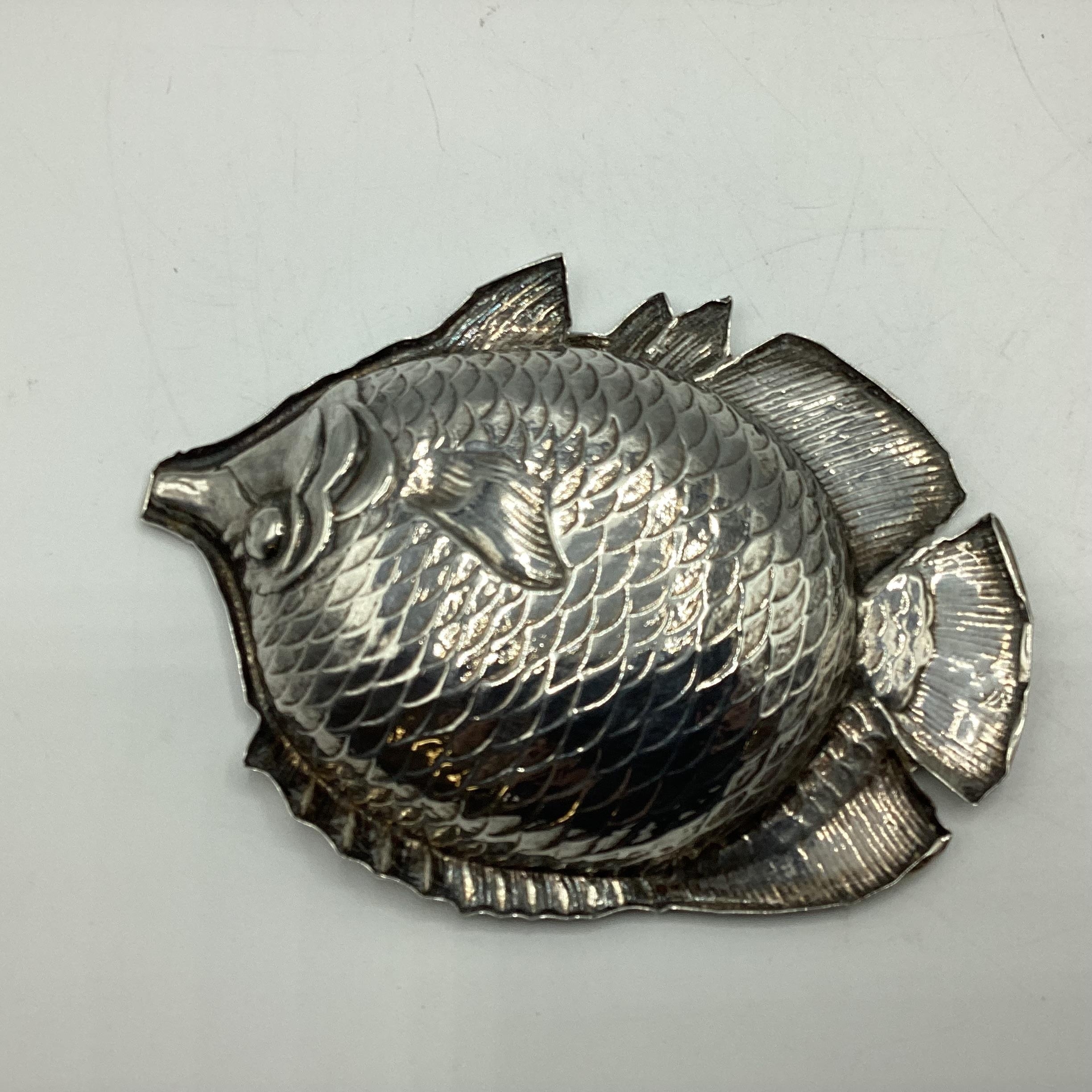 A sterling silver dish in the form of a fish by Louis Dee, London 1880 together with an oval - Image 4 of 6