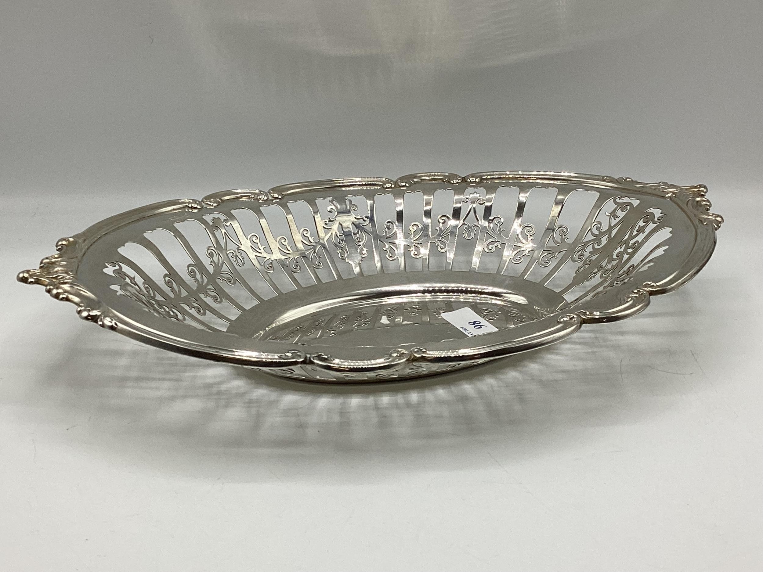 A sterling silver pierced bread basket. James Deakin and Son Chester 1911, 433 G - Image 2 of 4