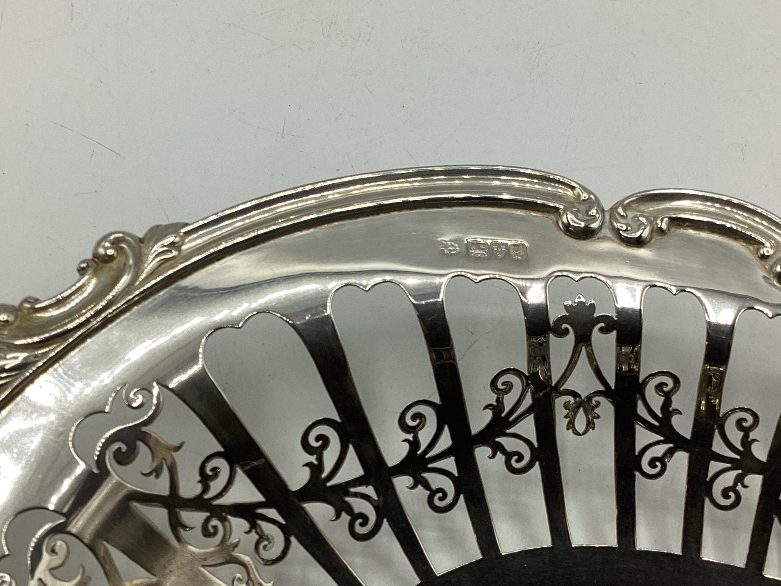 A sterling silver pierced bread basket. James Deakin and Son Chester 1911, 433 G - Image 3 of 4