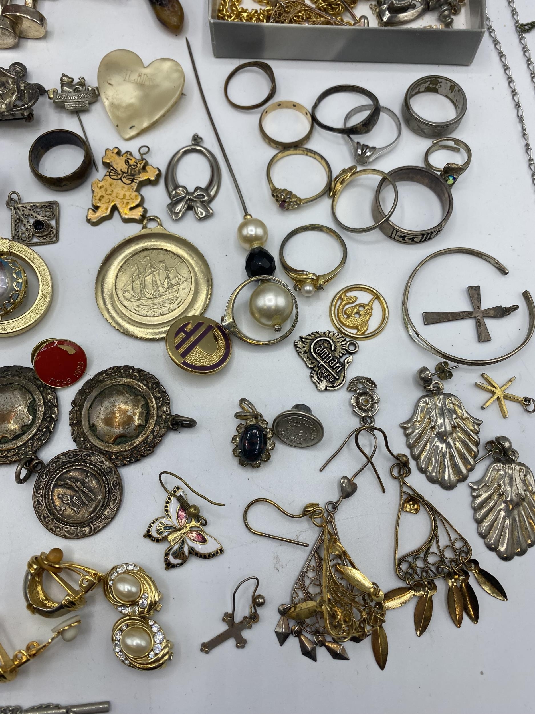 A collection of silver, unmarked white metal and costume jewellery. - Image 5 of 9