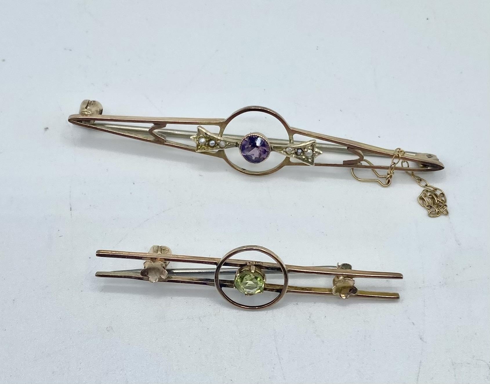 Two 9ct gold bar brooches each set with Peridot and amethyst, 4.8g.