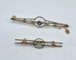 Two 9ct gold bar brooches each set with Peridot and amethyst, 4.8g.