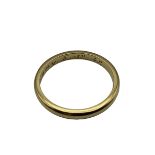 An unmarked yellow metal wedding band. Size K. 2,4g