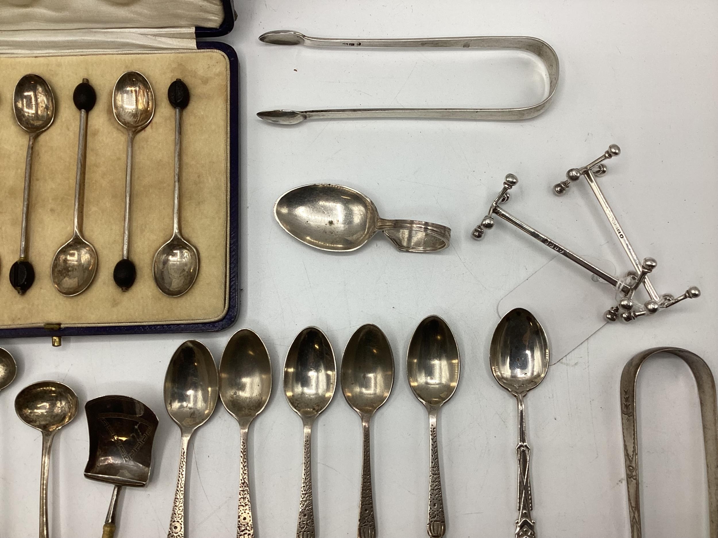 A collection of sterling silver and white metal items to include a boxed set of coffee spoons. - Image 4 of 8