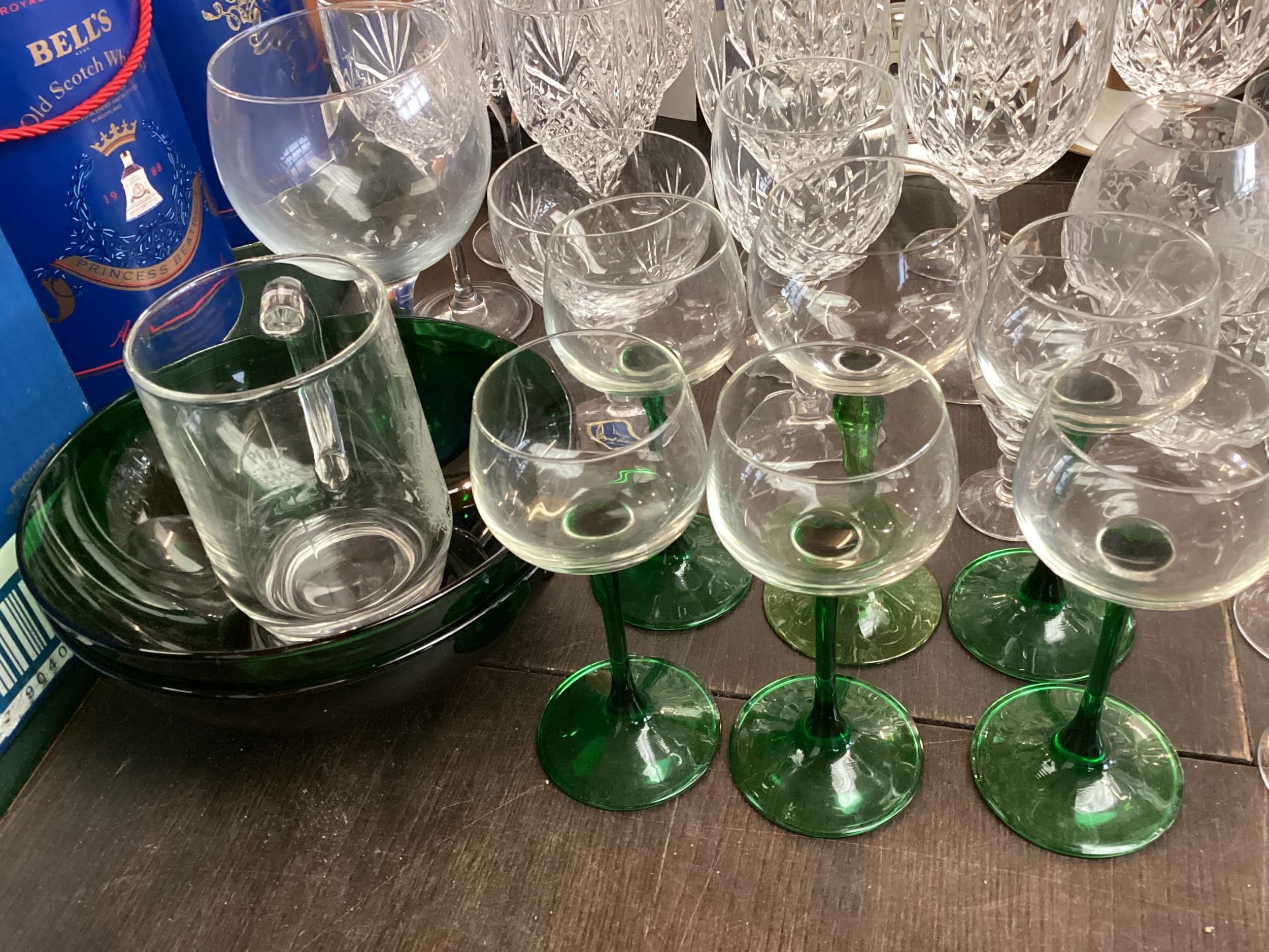 A quantity of good glassware, to include wine glasses, etched sherry glasses, tumblers, a set of 6 - Image 2 of 6