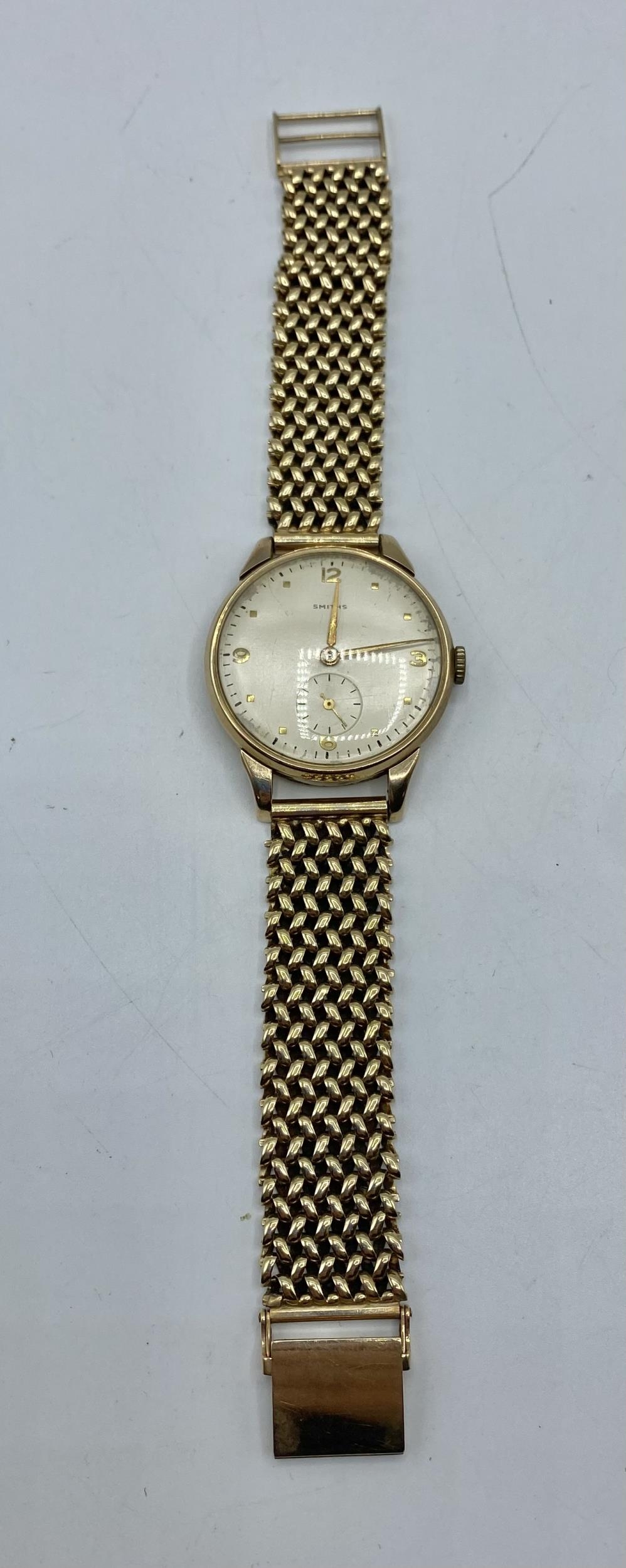 A 9ct gold cased Smiths automatic wristwatch on a 9ct gold bracelet strap. . Champagne dial with