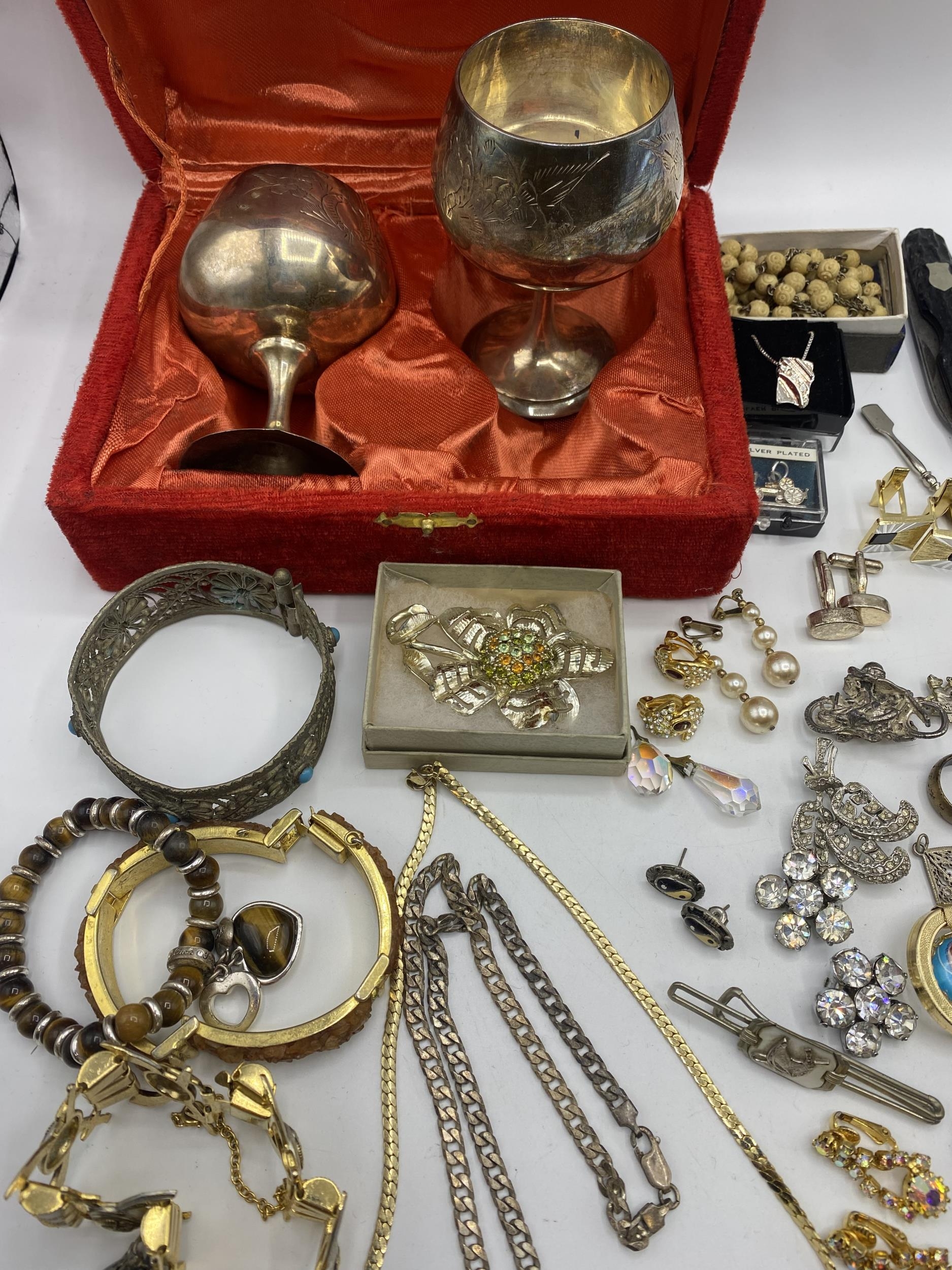 A collection of silver, unmarked white metal and costume jewellery. - Image 2 of 9