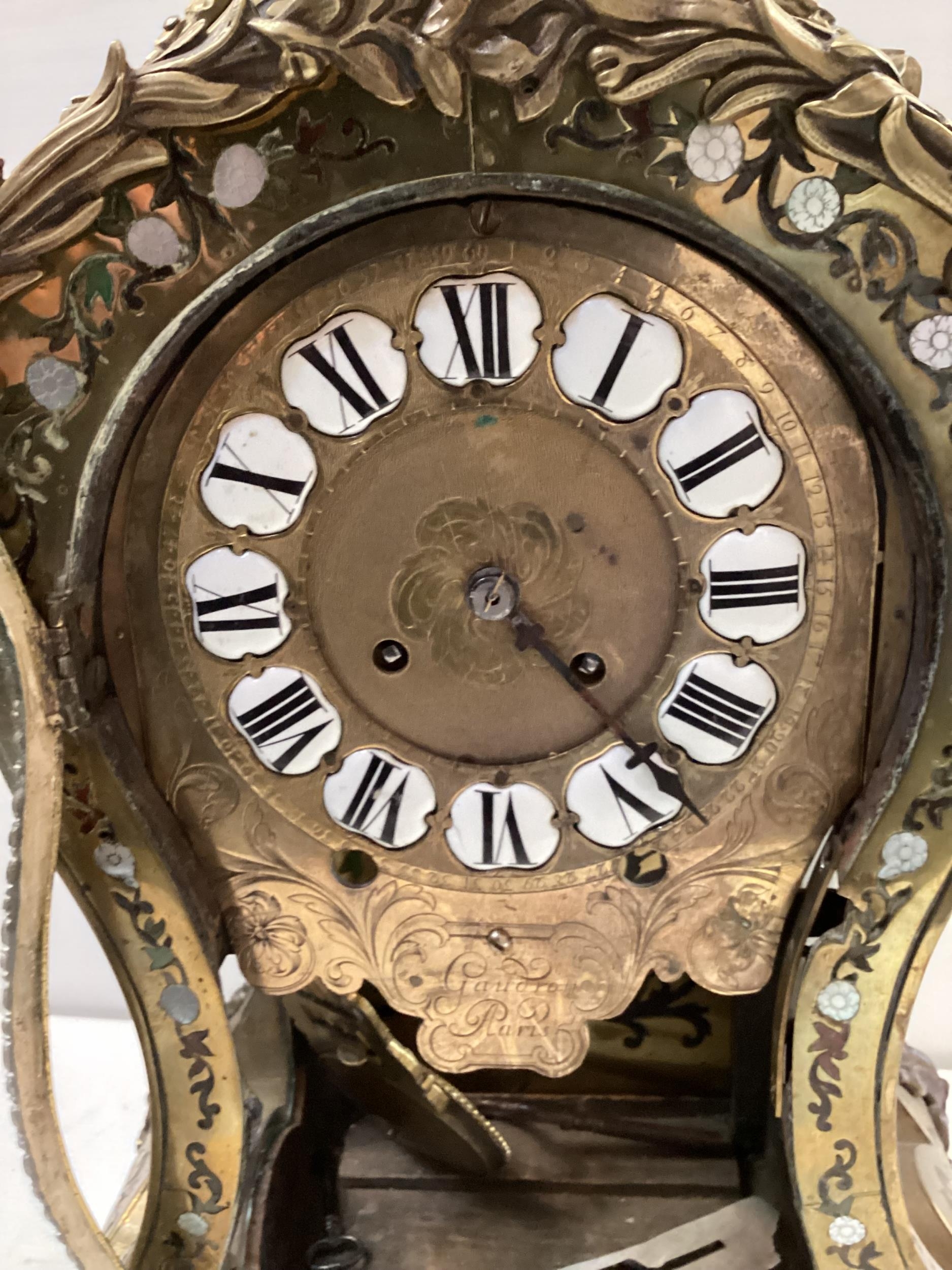 A French brass boulle mantel clock - Image 4 of 11