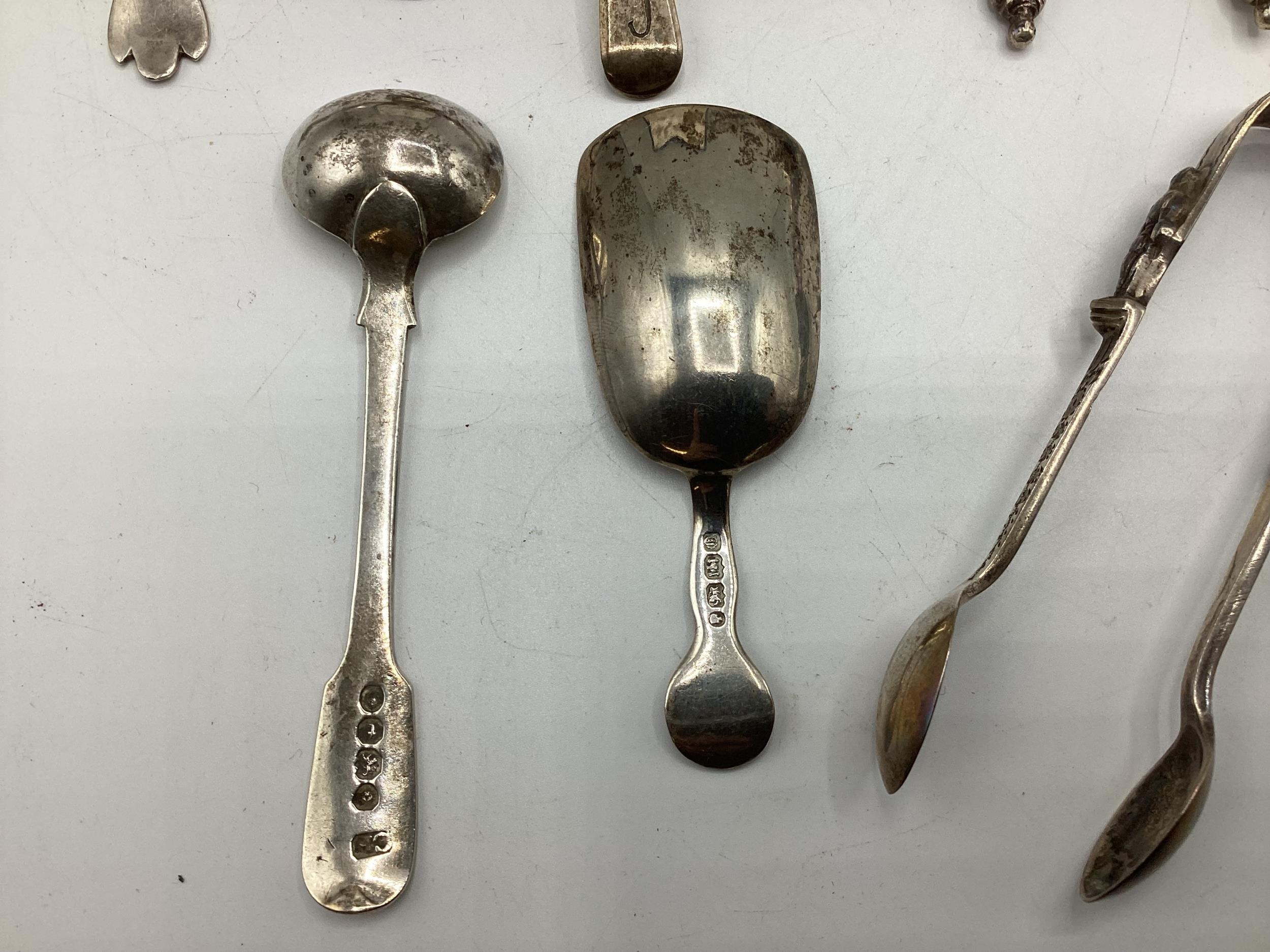 A collection of sterling silver and white metal items to include a boxed set of coffee spoons. - Image 7 of 8