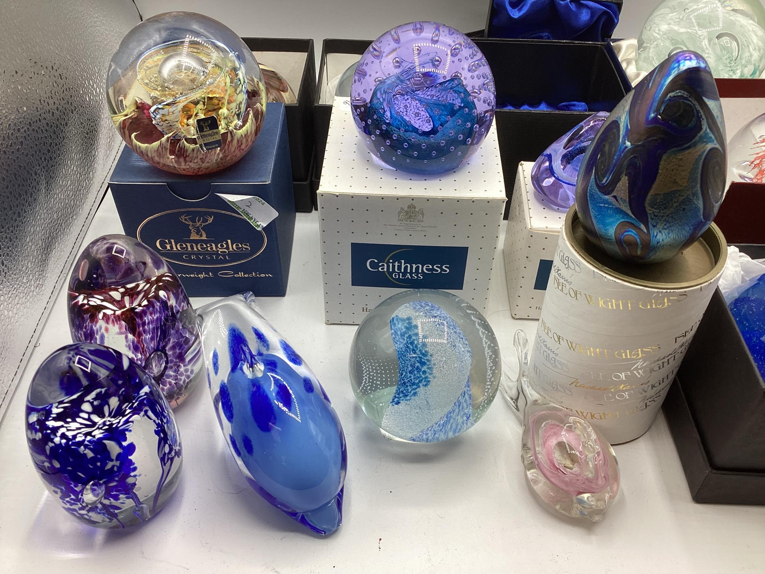 A quantity of glass paperweights, to include Caithness, Isle of Wight, Gleneagles Crystal, - Image 2 of 5