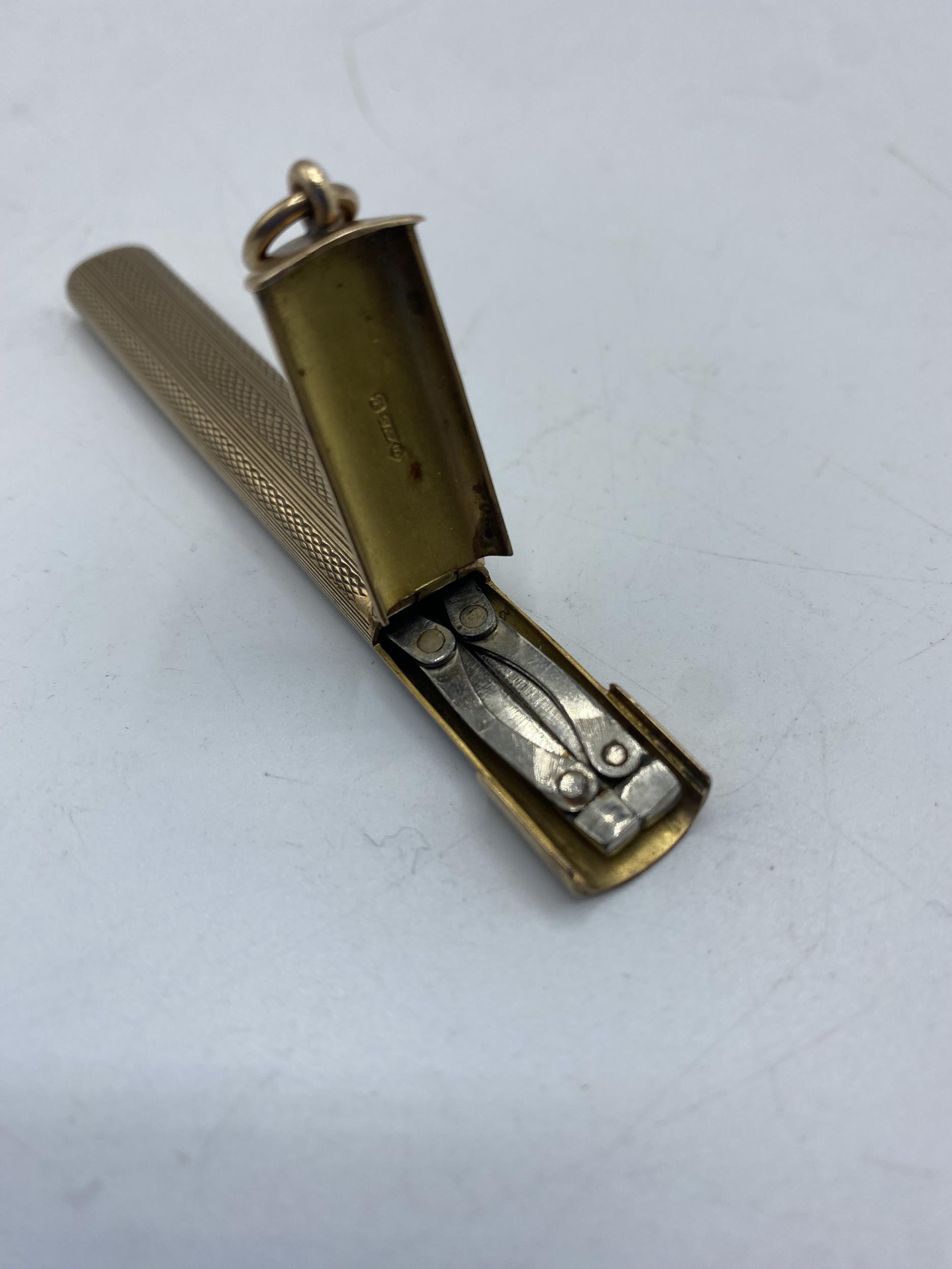 A 9ct gold engine turned etui containing collapsible stainless steel scissors. Case weight. 14.70g. - Image 4 of 6