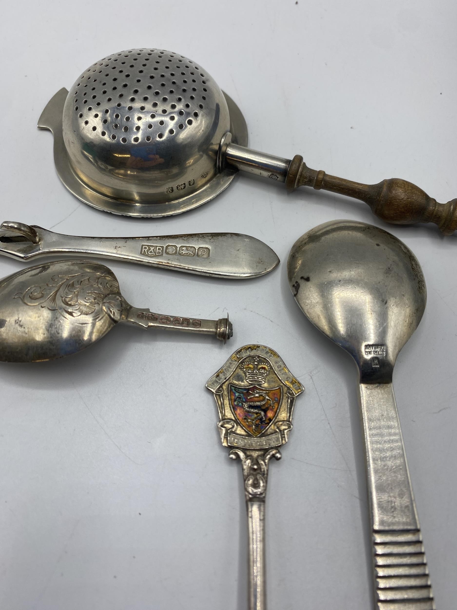 A collection of sterling silver items to include a Danish caddy spoon, a Mappin and Webb silver - Image 5 of 6