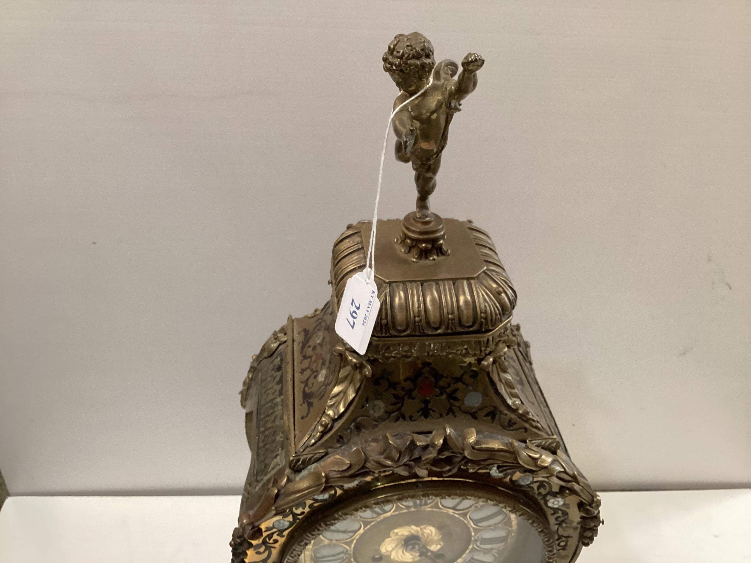 A French brass boulle mantel clock - Image 2 of 11